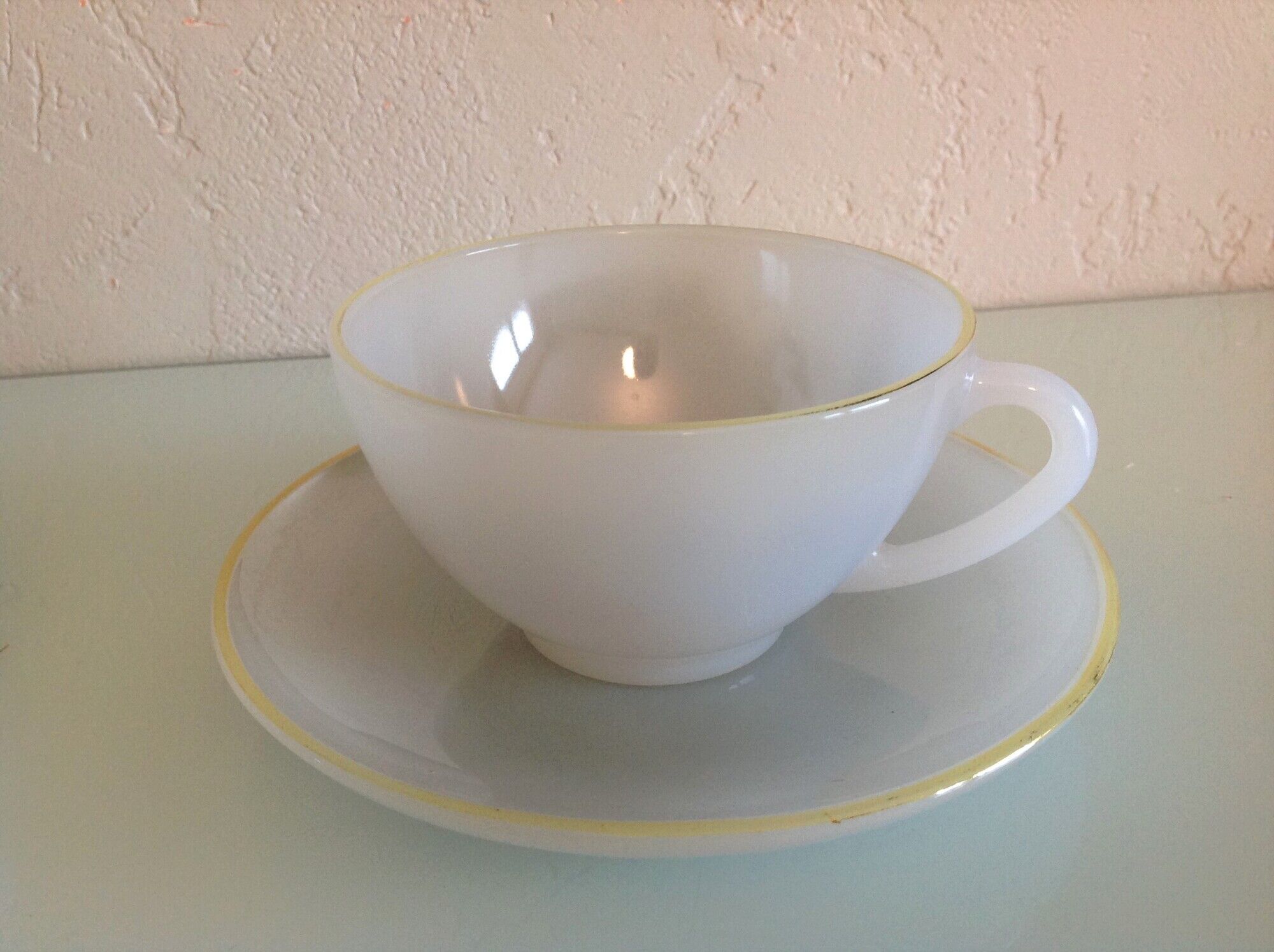 Pair of polychrome opaline cups by Arcopal / vintage 60s-70s