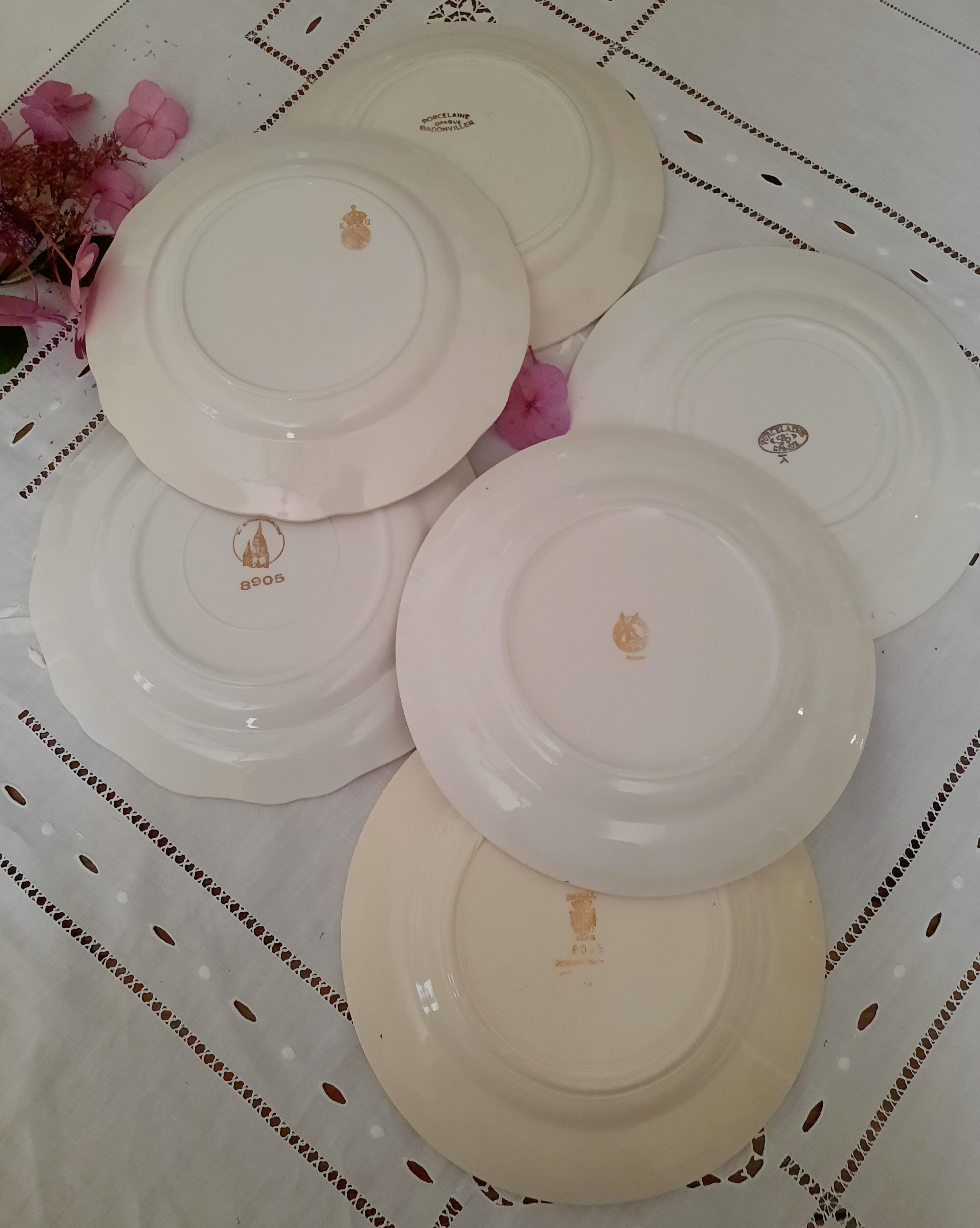 6 old flat plates mismatched