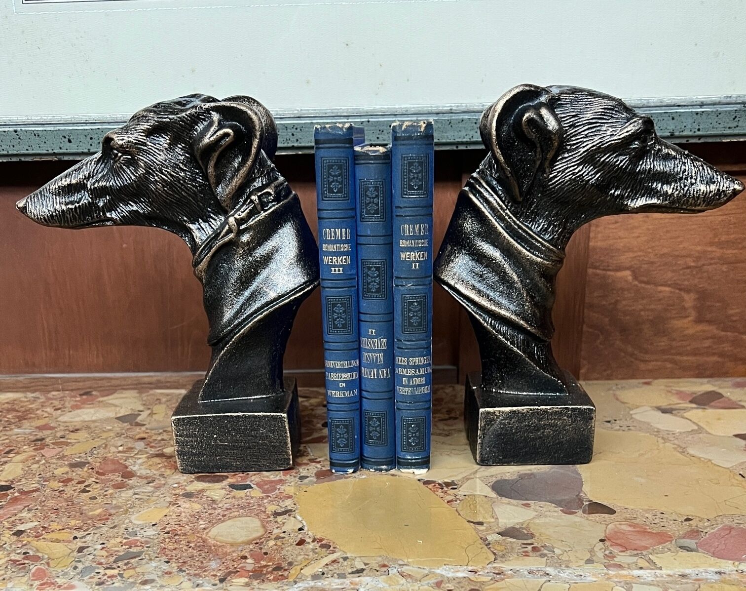 Paire de serre-livres en fonte
