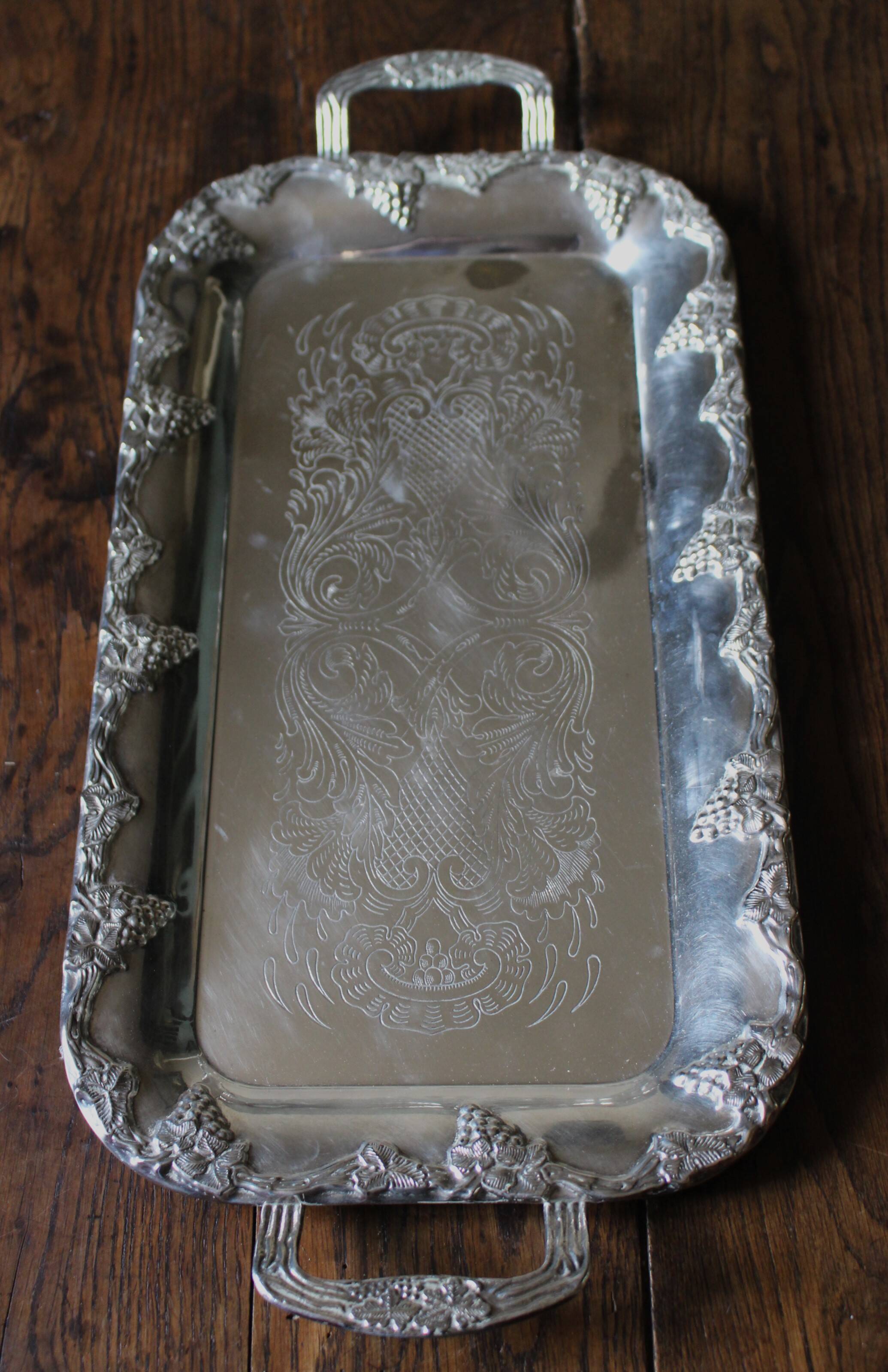 Rectangular metal serving tray with two handles Raisins