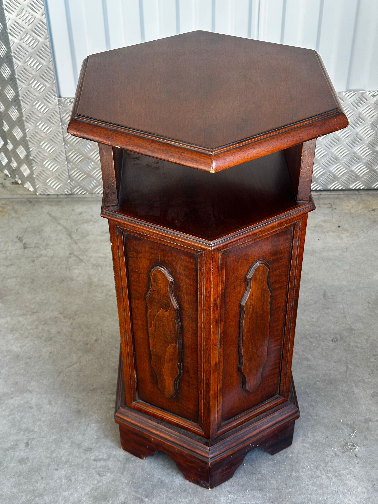 Meuble d’appoint hexagonal en bois d’acajou– XXe siècle