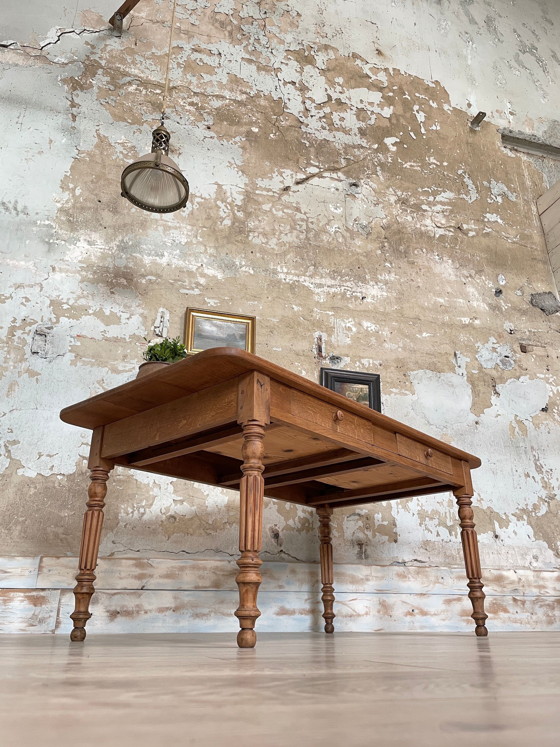 Table with turned legs in solid wood