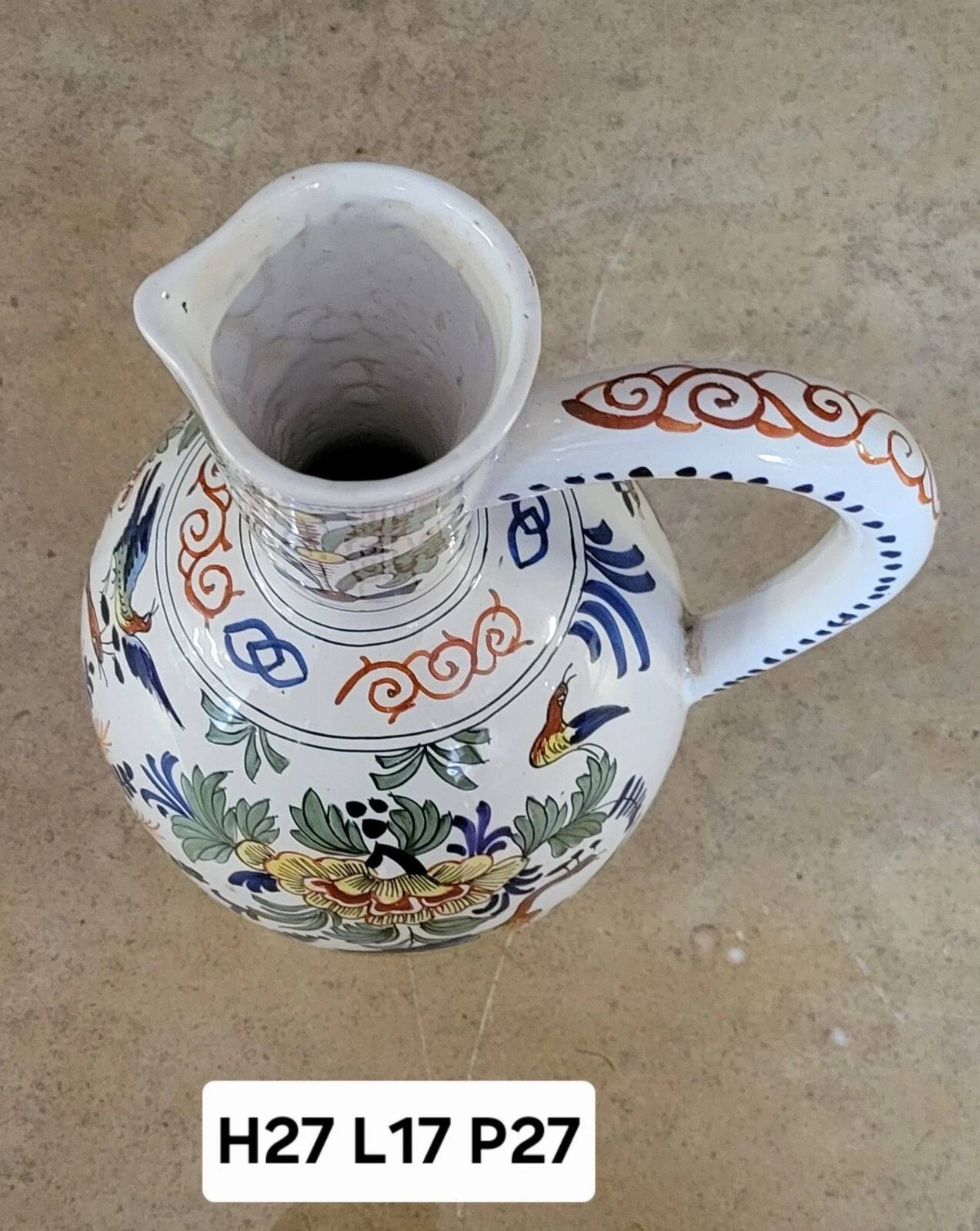 Cruche en faïence polychrome, décorée à la main de motifs floraux