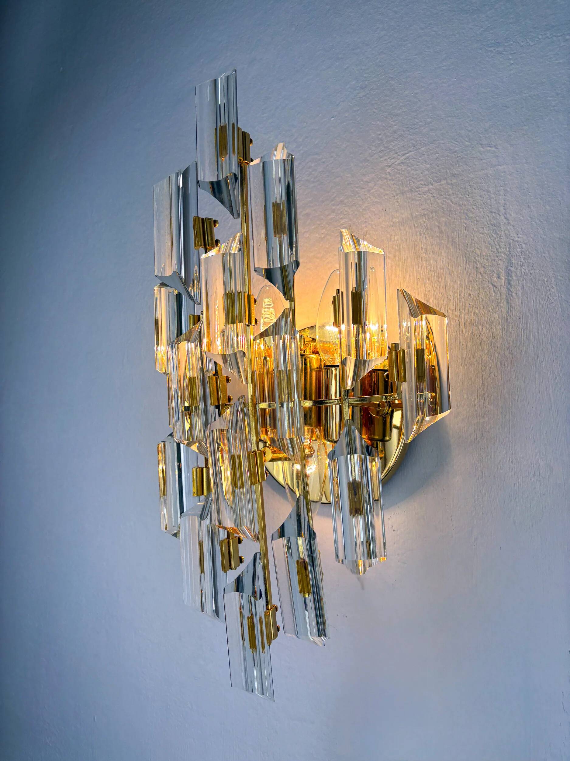 Oscar Torlasco for Stilkronen wall sconce, cut Murano glass, Italy, 1970s