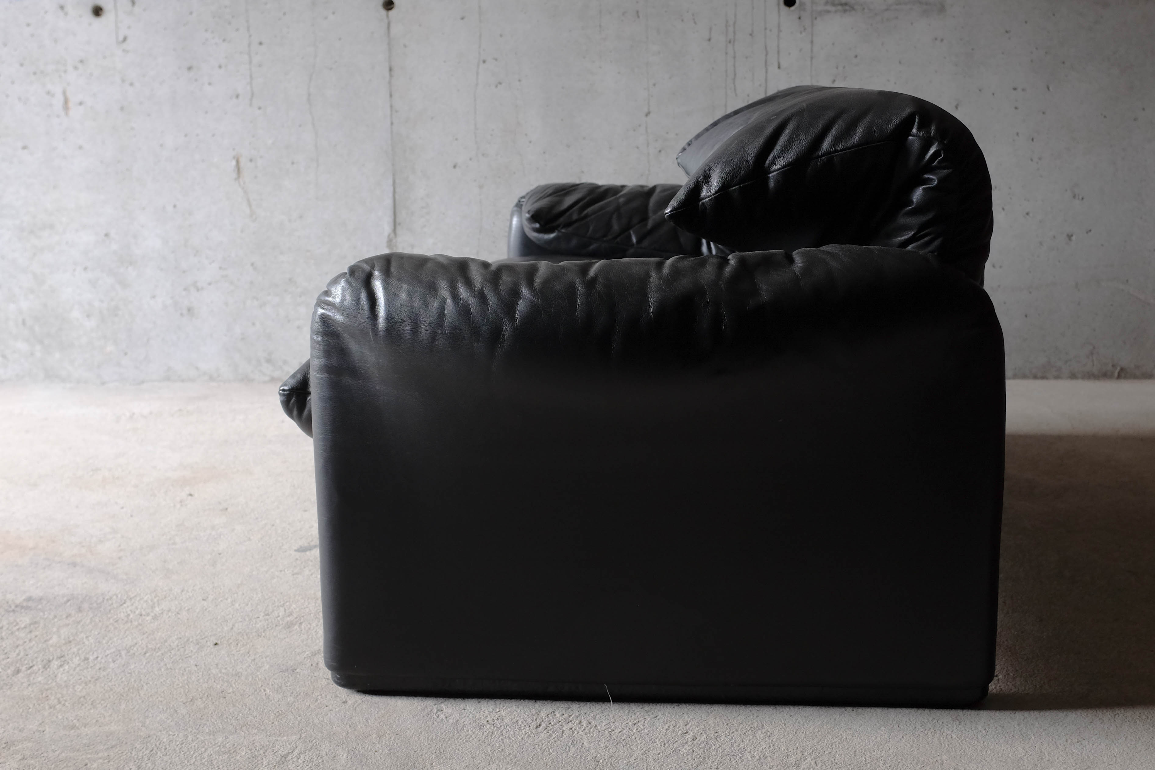 Maralunga black leather sofa 2 places, Vico Magistretti for Cassina