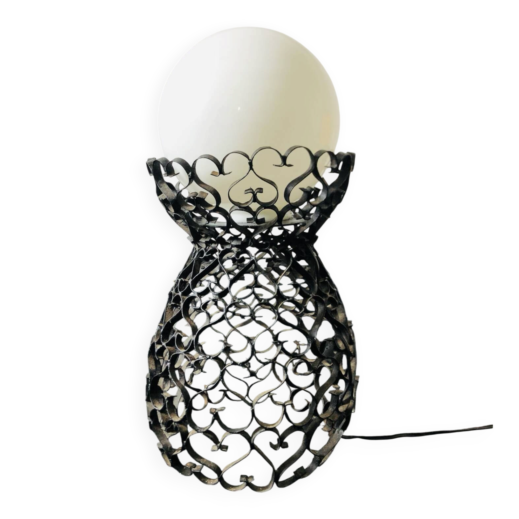 Lame en fer forgé artisanale et globe en opaline blanche