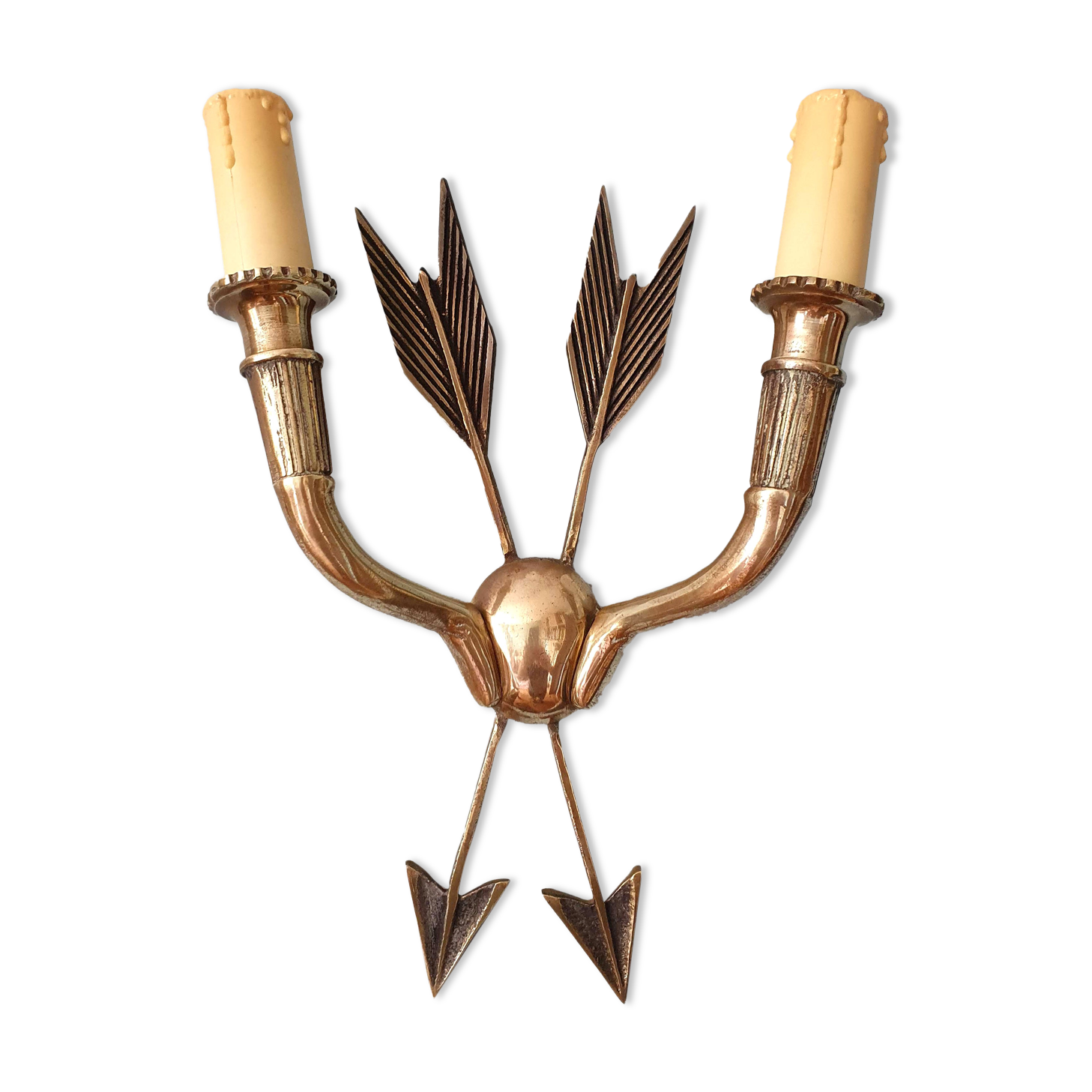 Vintage wall lamp decorated with bronze arrows