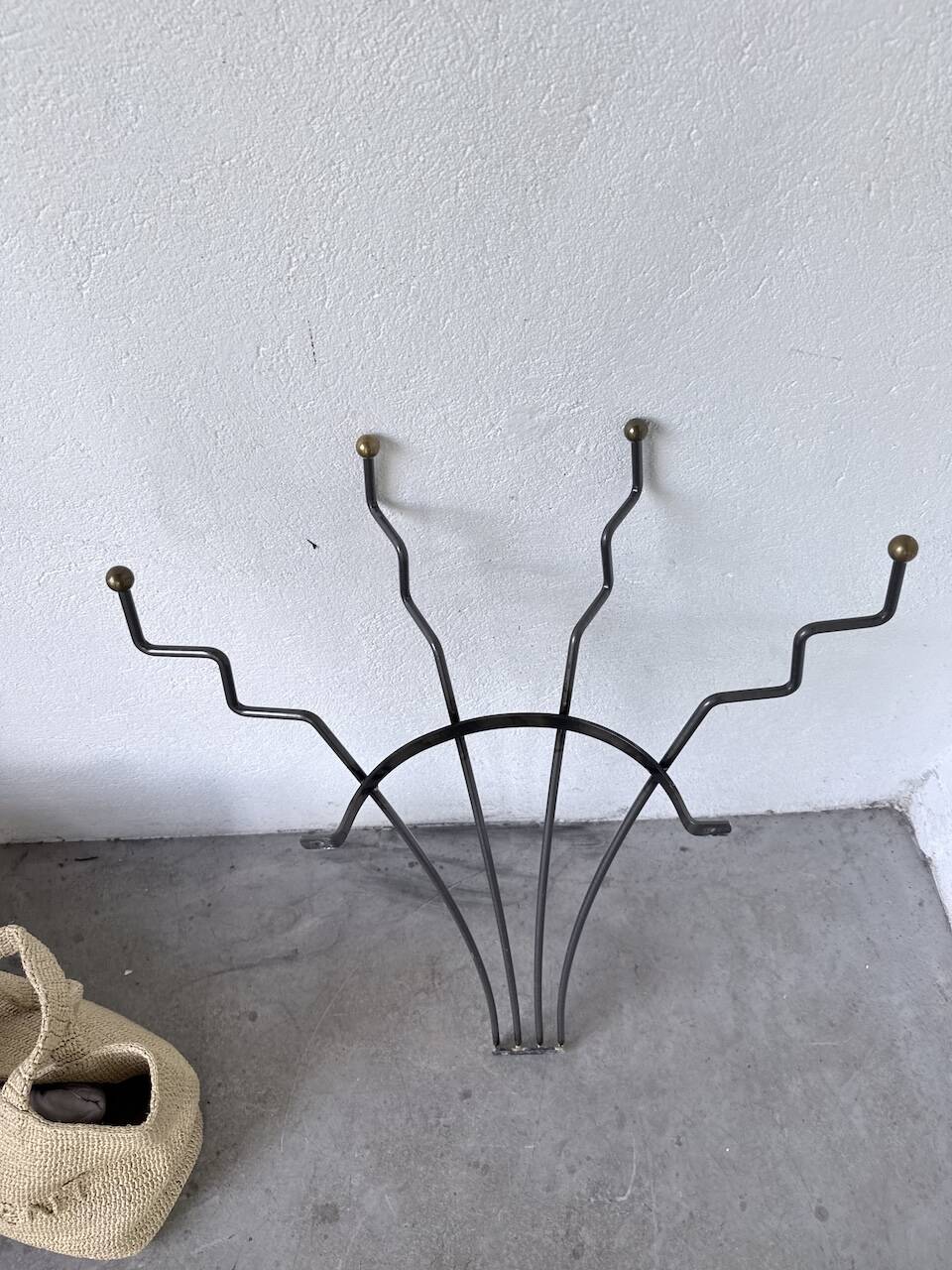 Porte manteau mural zigzag en métal et laiton 1960