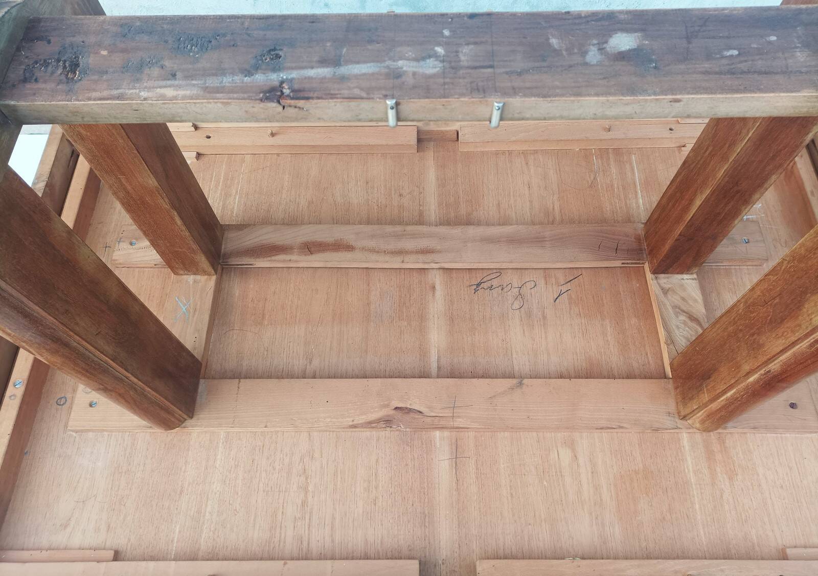 Art Deco table in walnut veneer