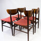 Ensemble de quatre chaises de salle à manger en palissandre et rembourré de tissu rouge, de design danois, années 1960