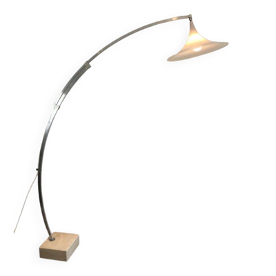 Rare lampadaire de parquet de style Arco en aluminium brossé, réflecteur conique en plastique blanc et socle de marbre carré