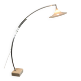 Rare lampadaire de parquet de style Arco en aluminium brossé, réflecteur conique en plastique blanc et socle de marbre carré