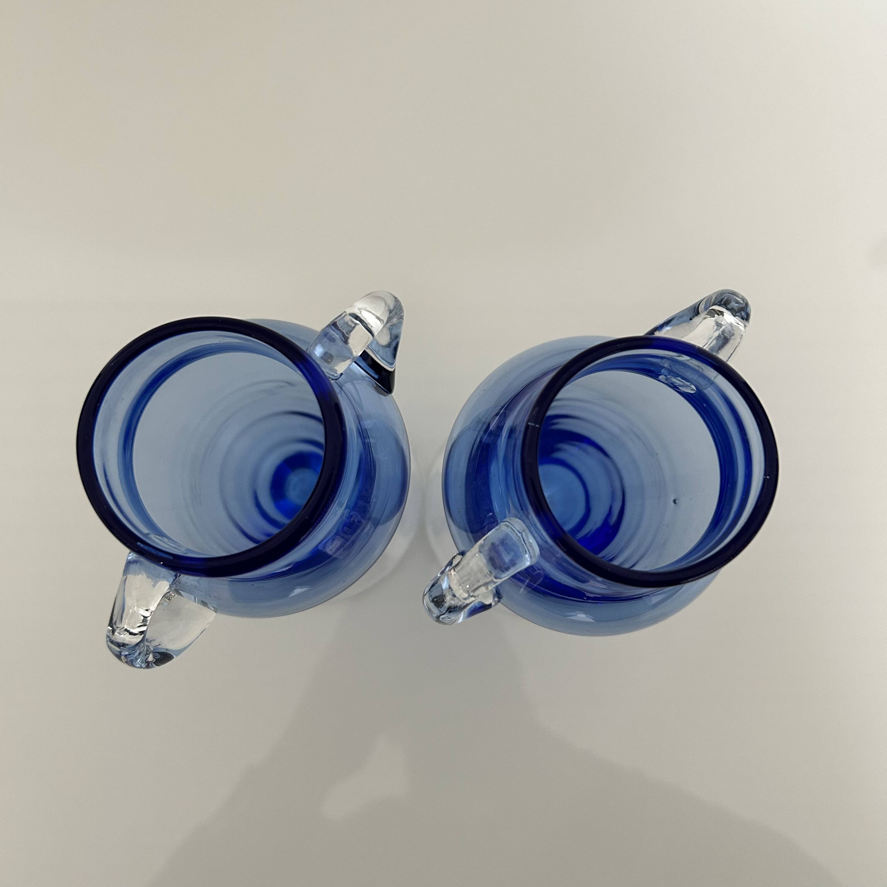 Paire de vases en verre bleu glacier