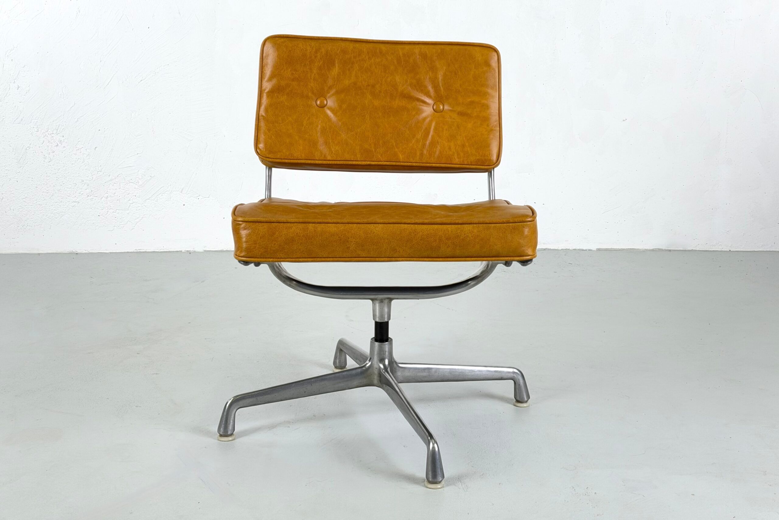 Magnificent pair of "Intermediate" office chairs by Charles & Ray Eames for Herman Miller – 1960s