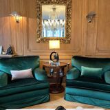 Paire de fauteuils en velours vert avec accoudoirs