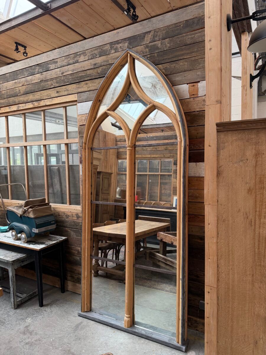 Miroir de style gothique fin XIXème