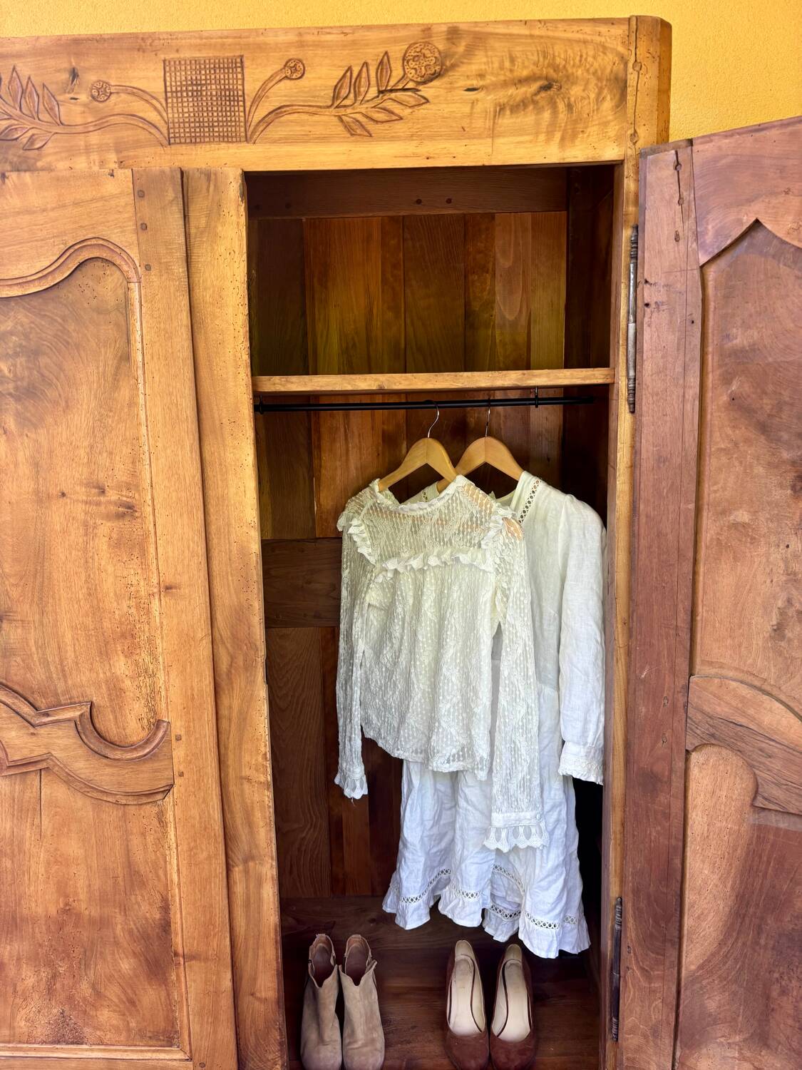 Armoire ancienne française en noyer massif – style Louis XV, fin XIXe siècle