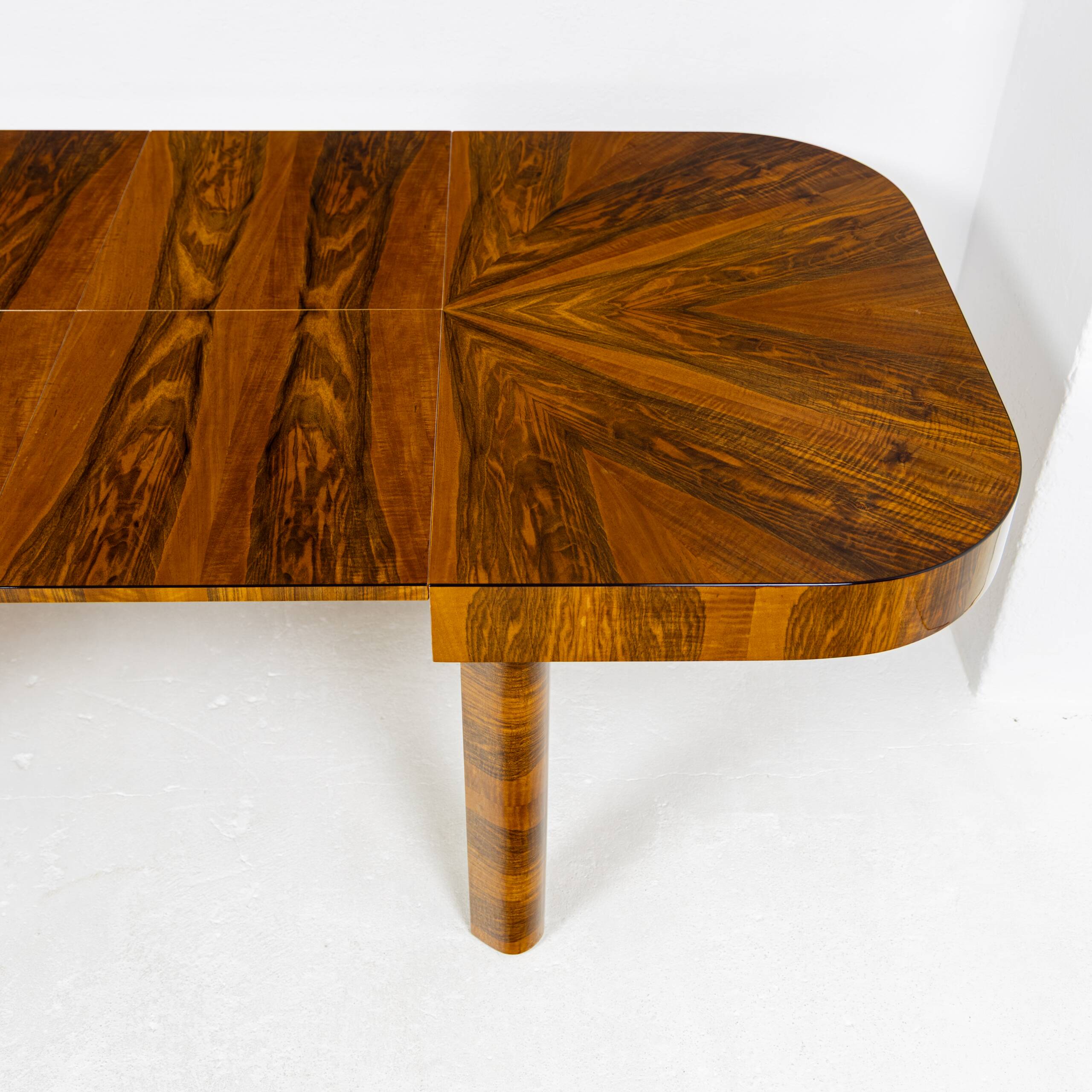 Table extensible Art Déco moderniste en noyer 1930–1944