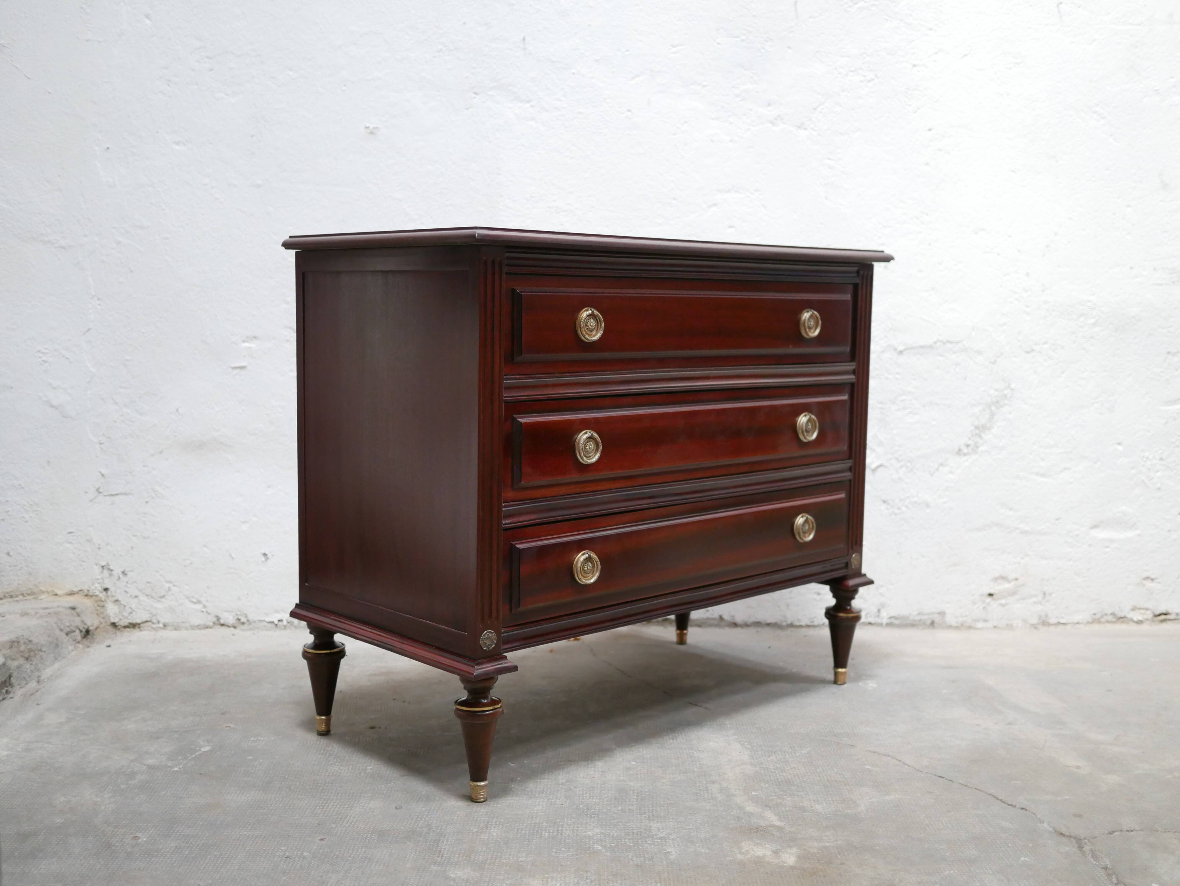Commode ancienne en bois de style Louis XVI