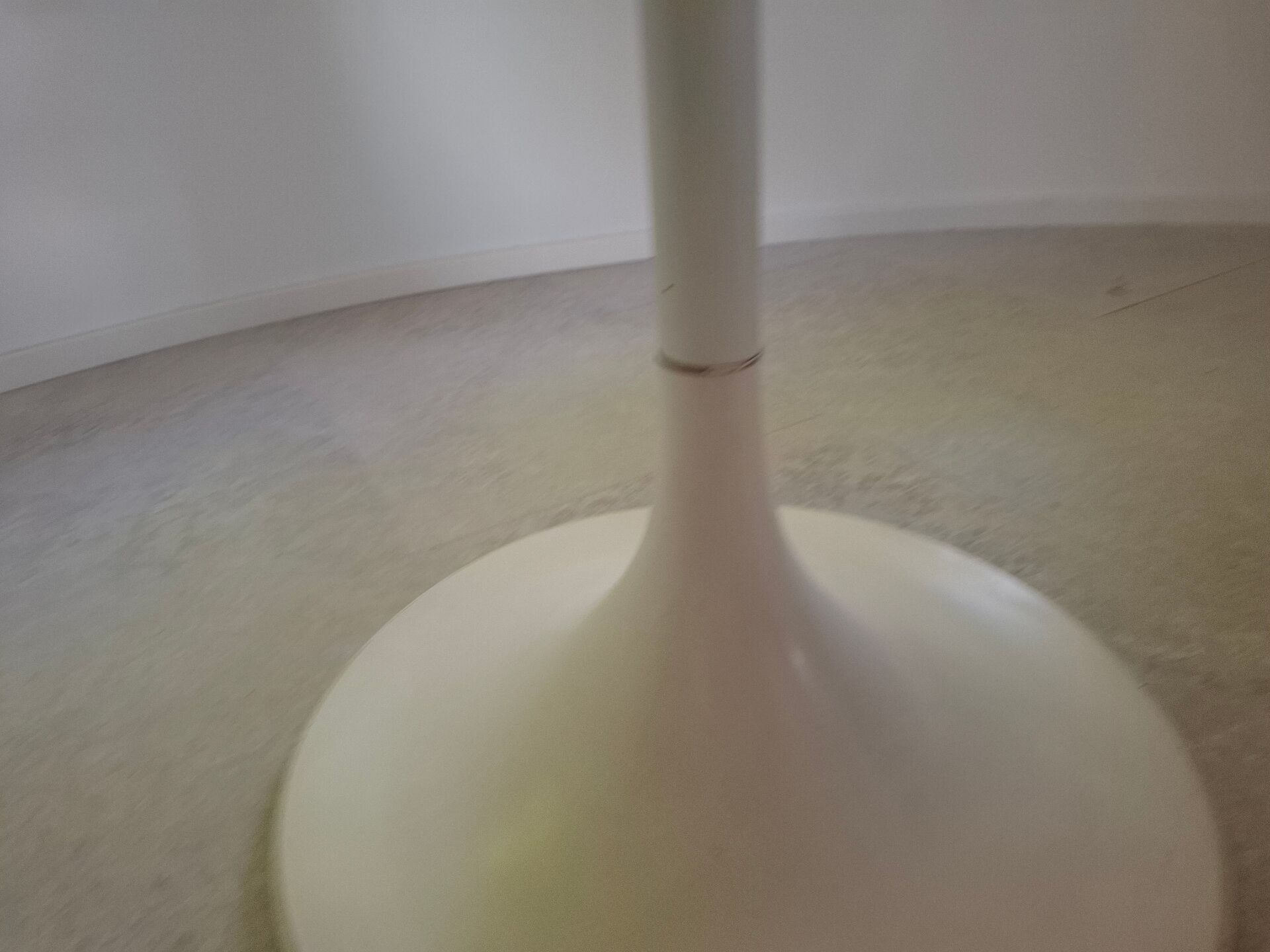Tulip leg round table