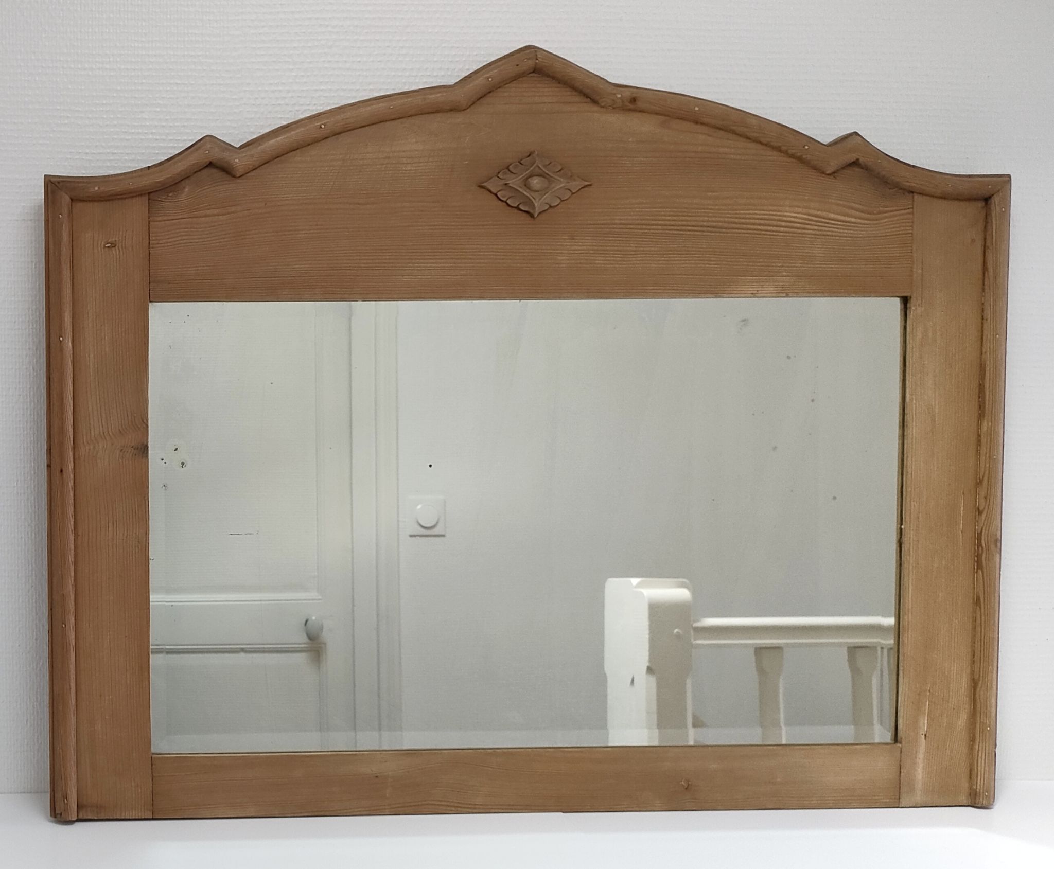 Miroir bois patiné glace biseautée vintage 76 cm x 96 cm