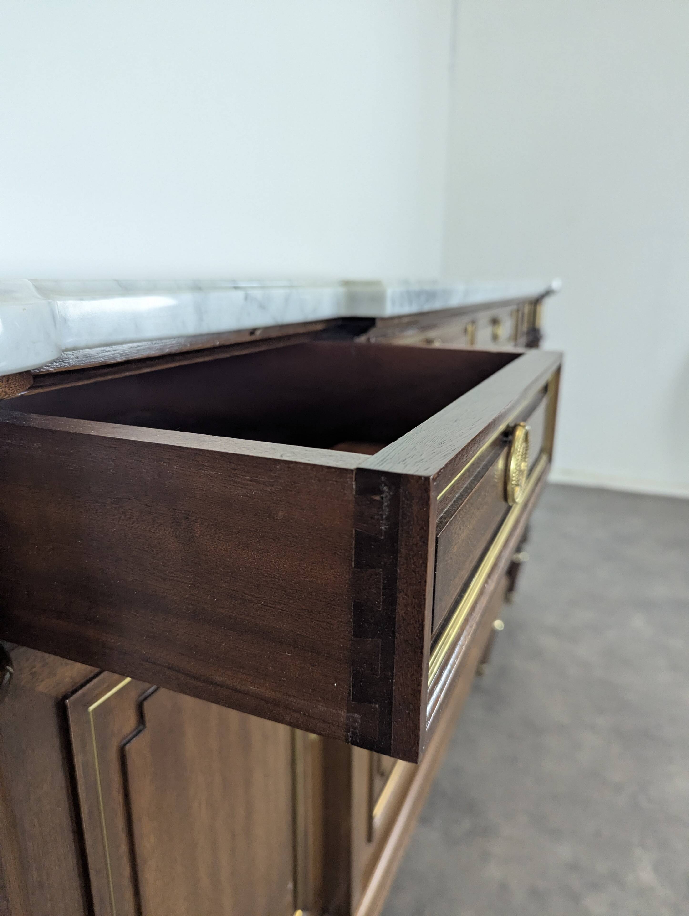 Enfilade de style Louis XVI en acajou