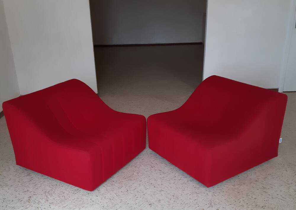 Pair of swivel chromatic lounge chairs by Kwok Hoi Chan, Steiner