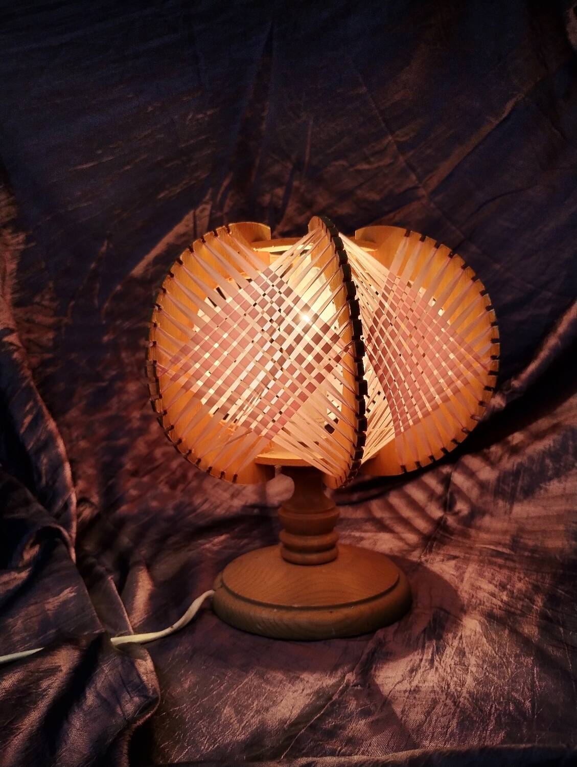 Scandinavian table lamp in vintage wire and wood from the 70s