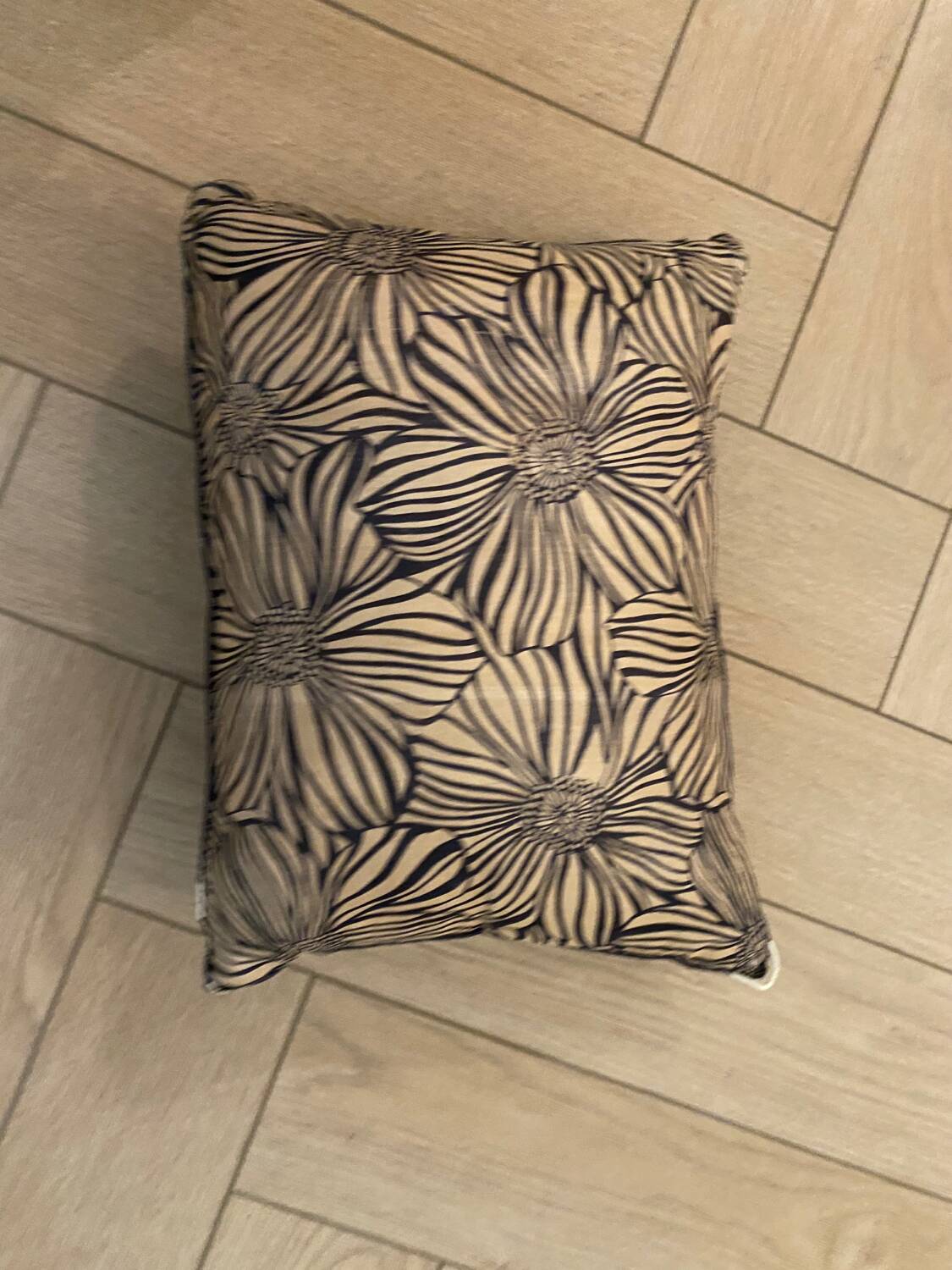Cushion / floral pattern /100% silk /40x30cm