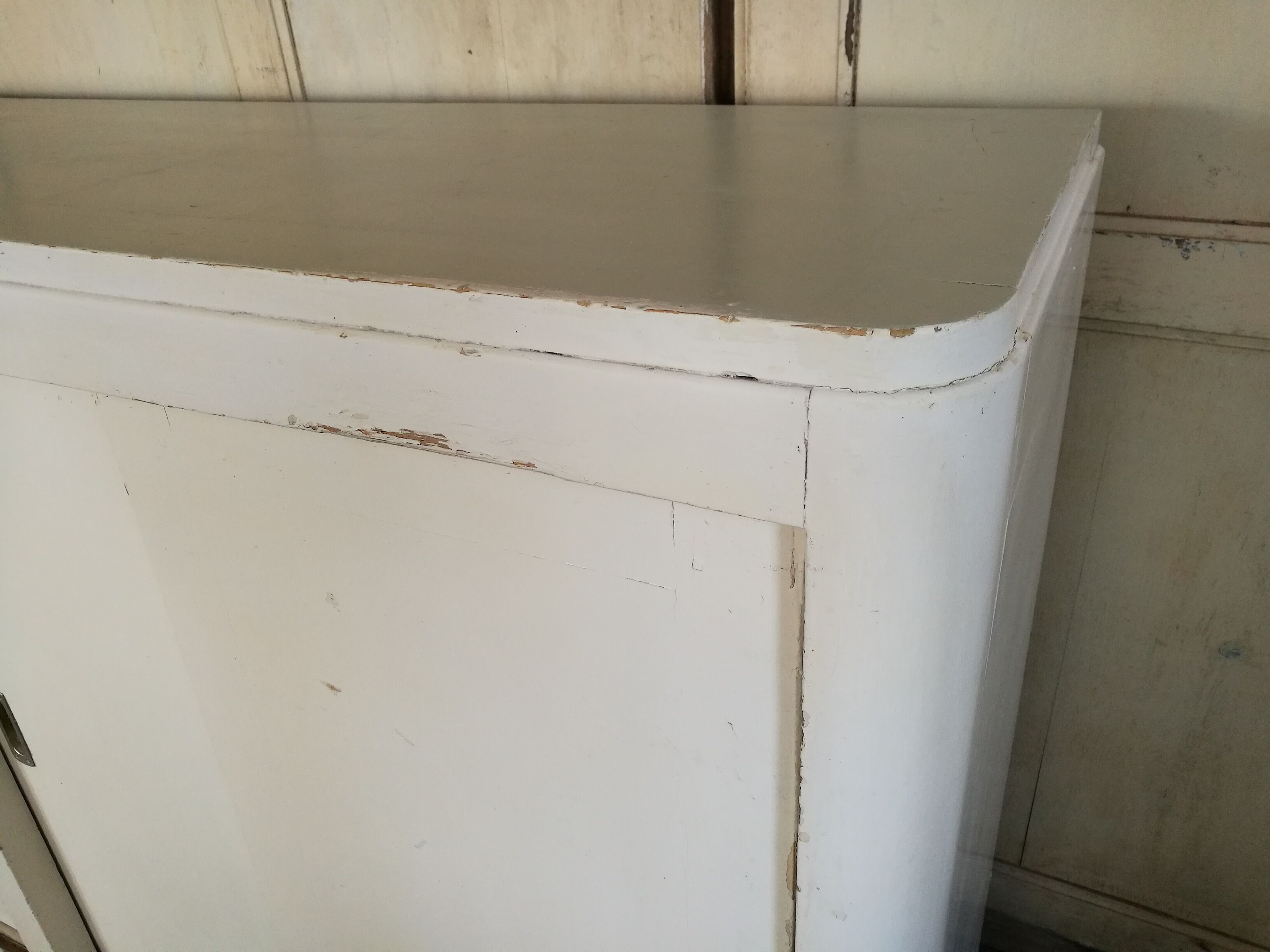 Buffet sliding doors