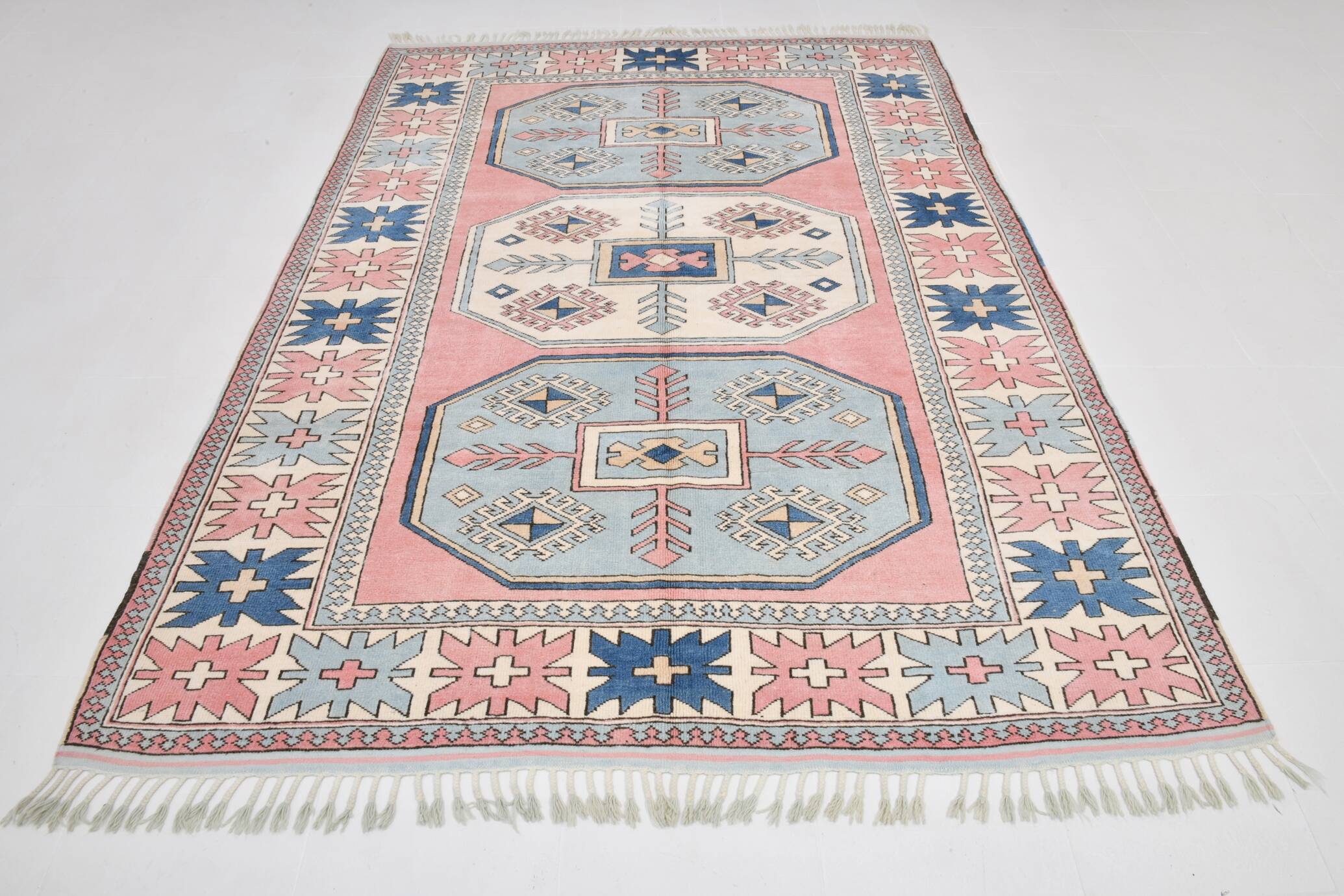 Grand tapis kilim 286x208, tons rose et bleu, motifs tribaux vintage