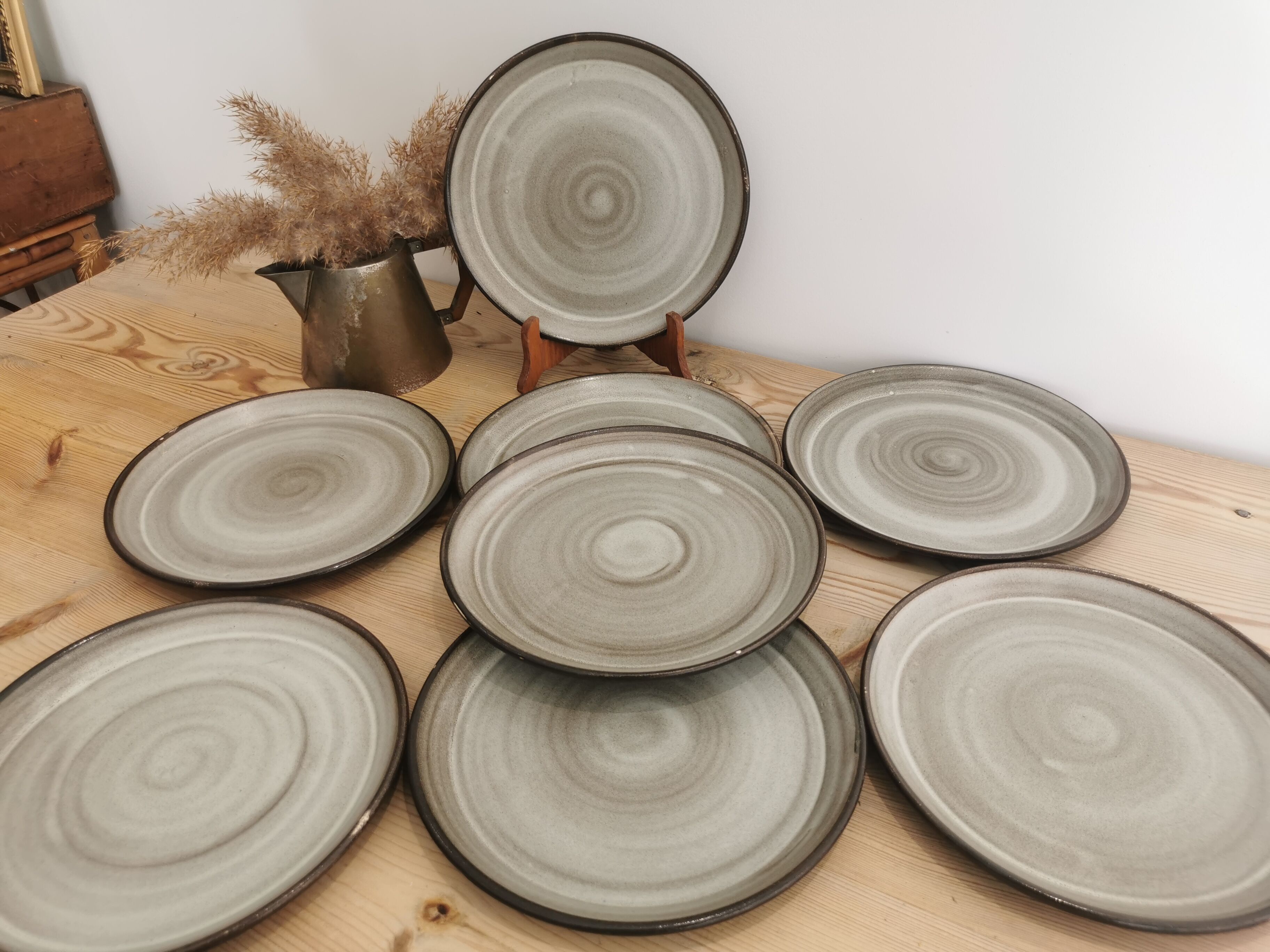 8 flat plates in vintage ceramic