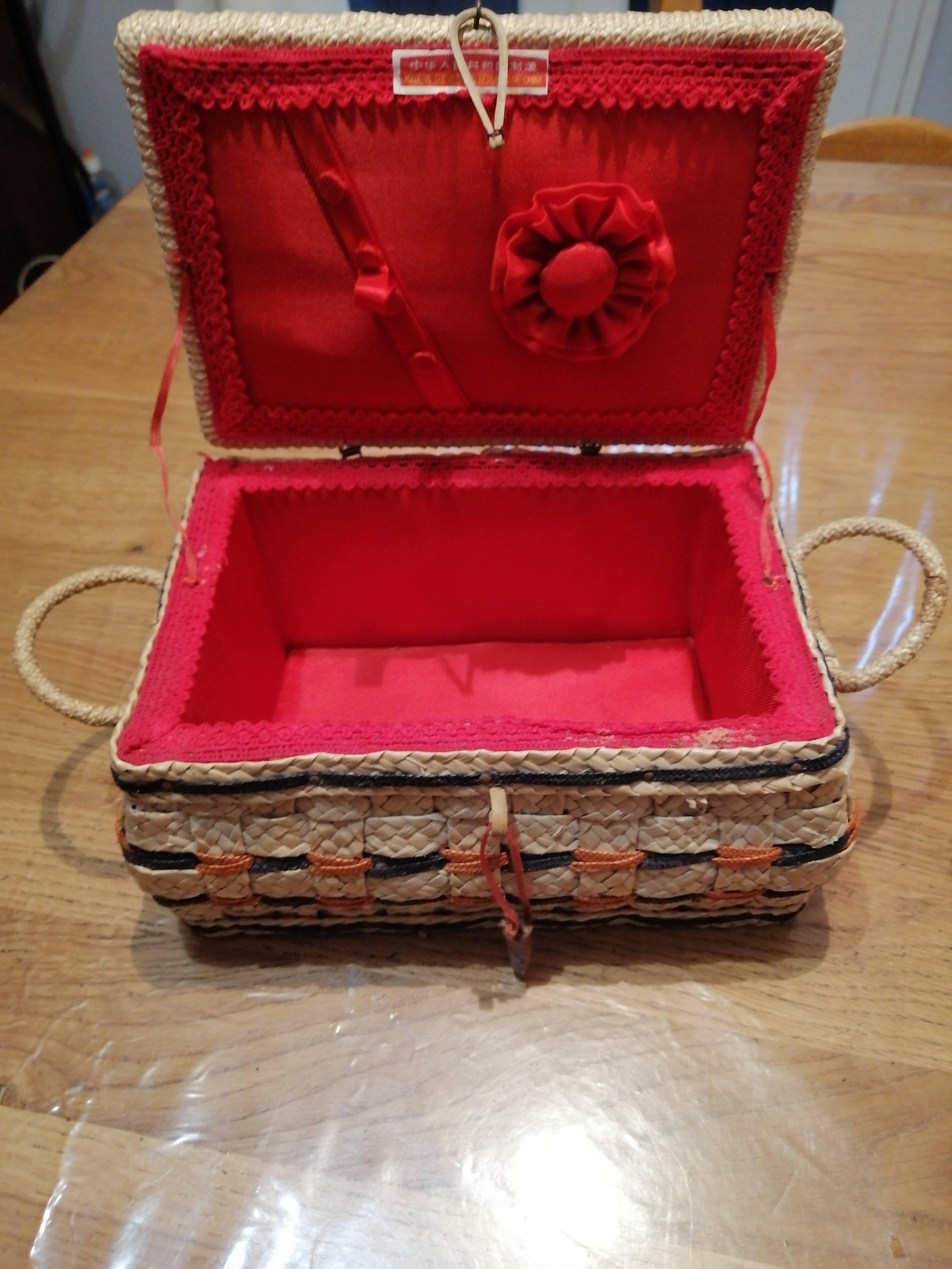 Petite boite a couture en osier vintage