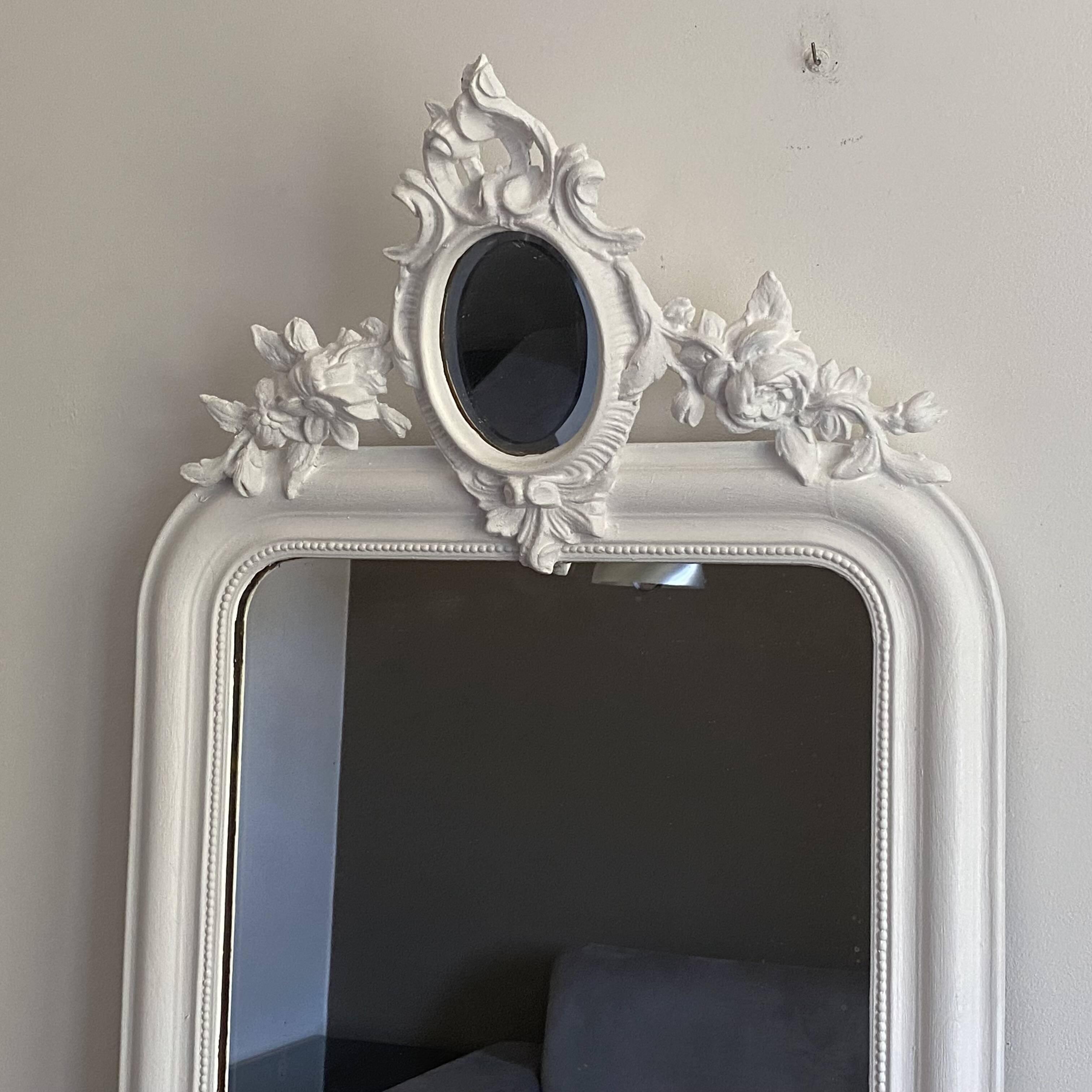 Late 19th-century mirror with a decorated pediment. 112x66.