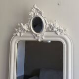 Late 19th-century mirror with a decorated pediment. 112x66.