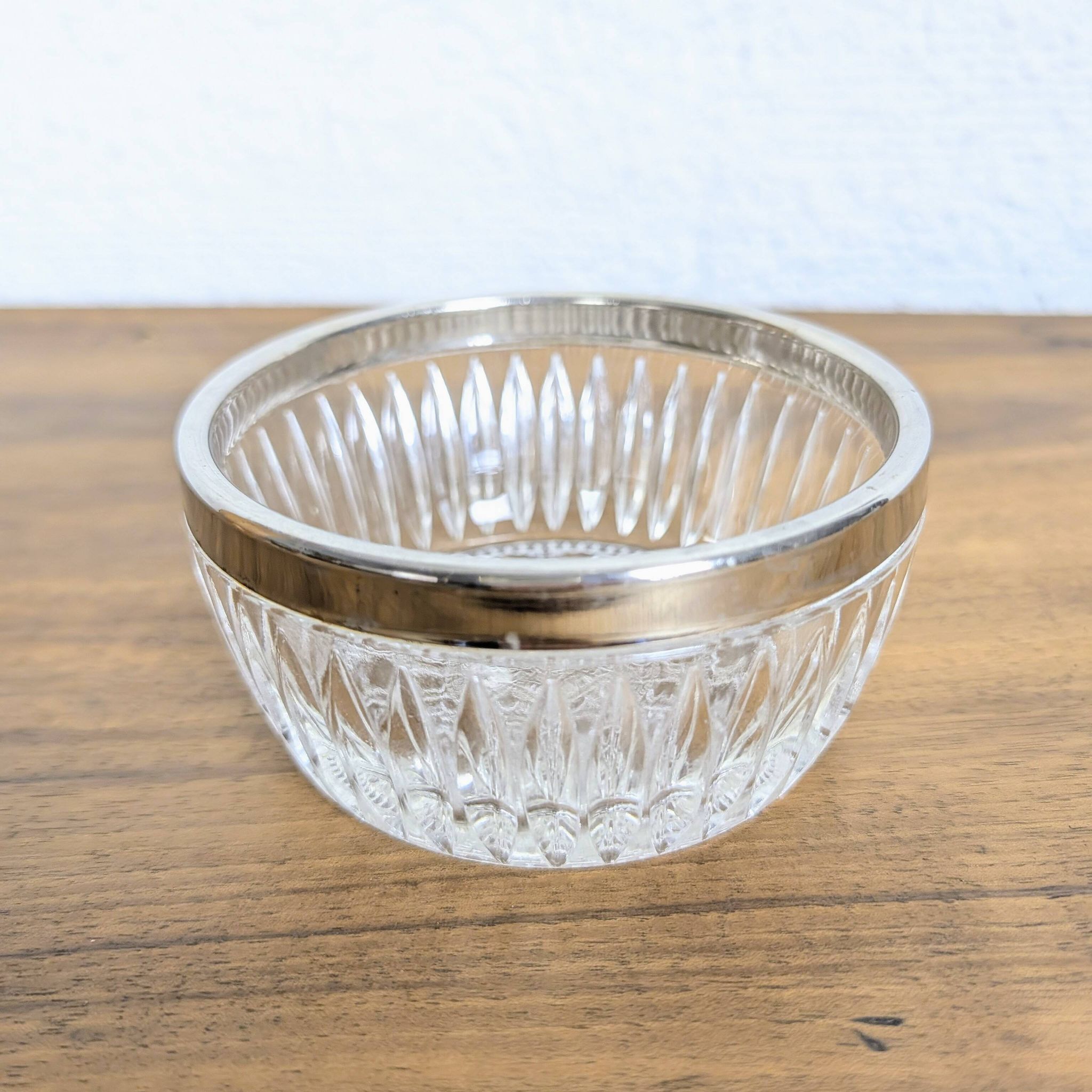 Coupelle en verre taillé à bord métal argenté