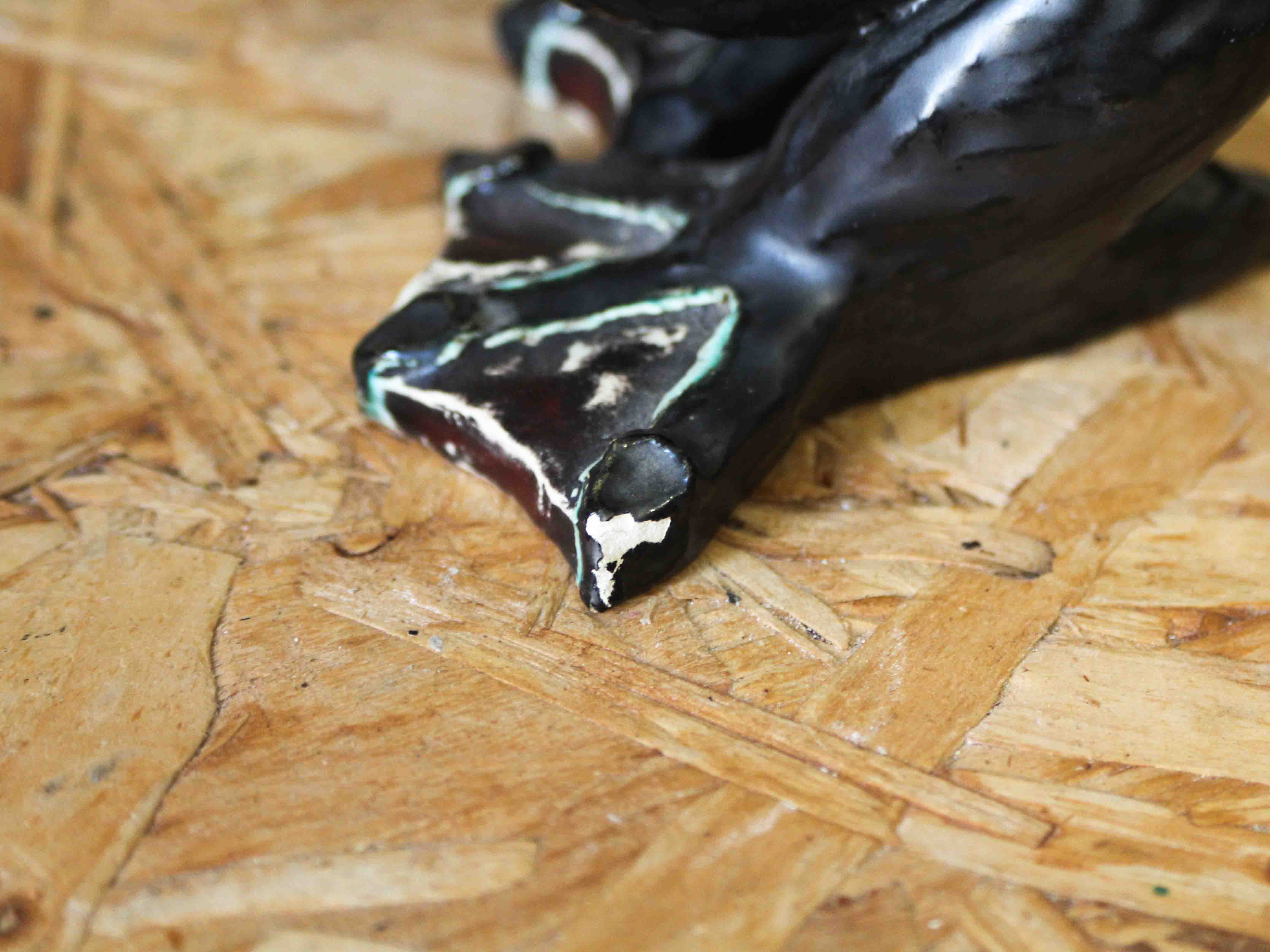 Glazed ceramic ashtray in the shape of a bird.