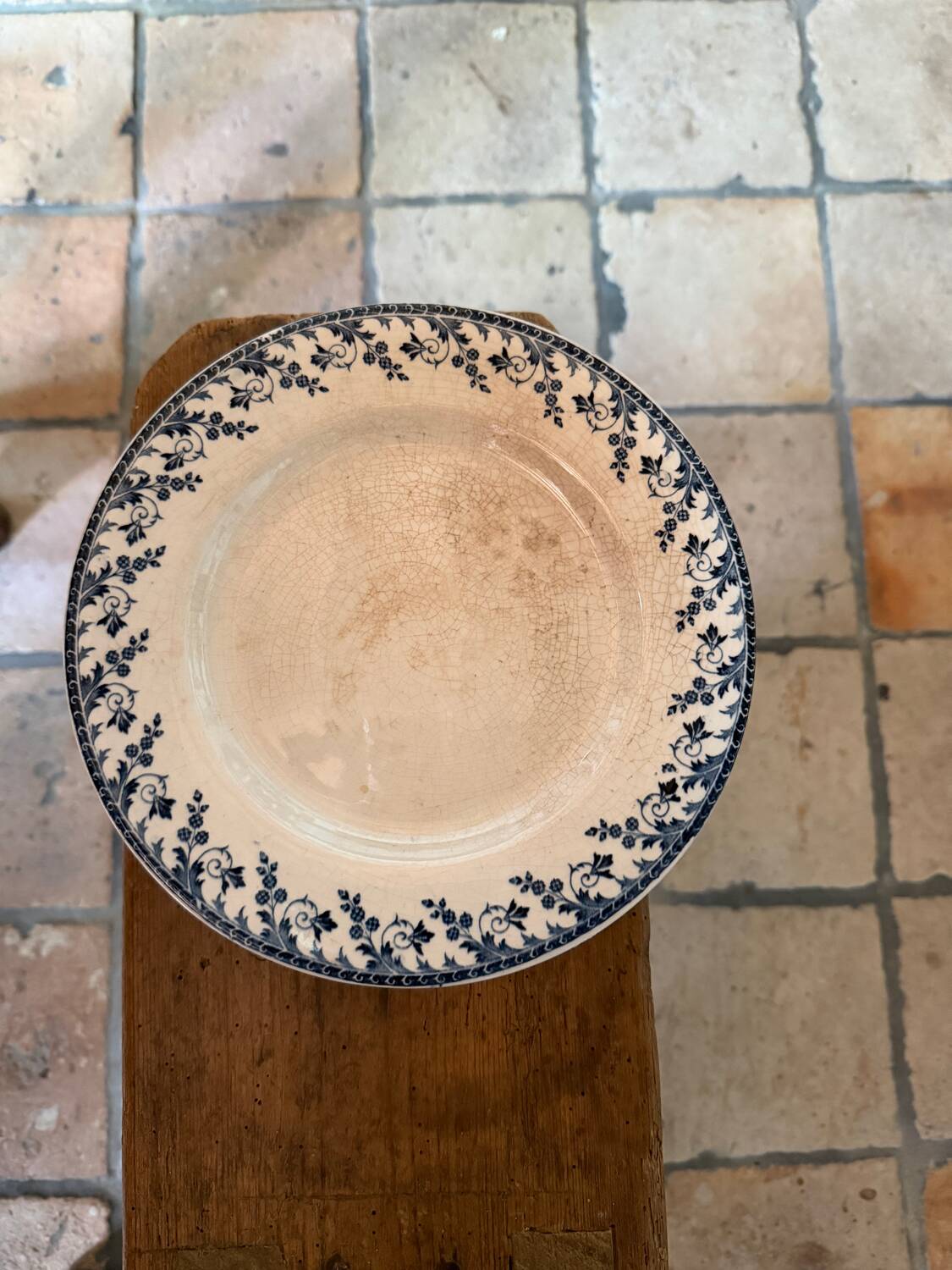 Plate on pedestal in Gien ironstone model Montigny