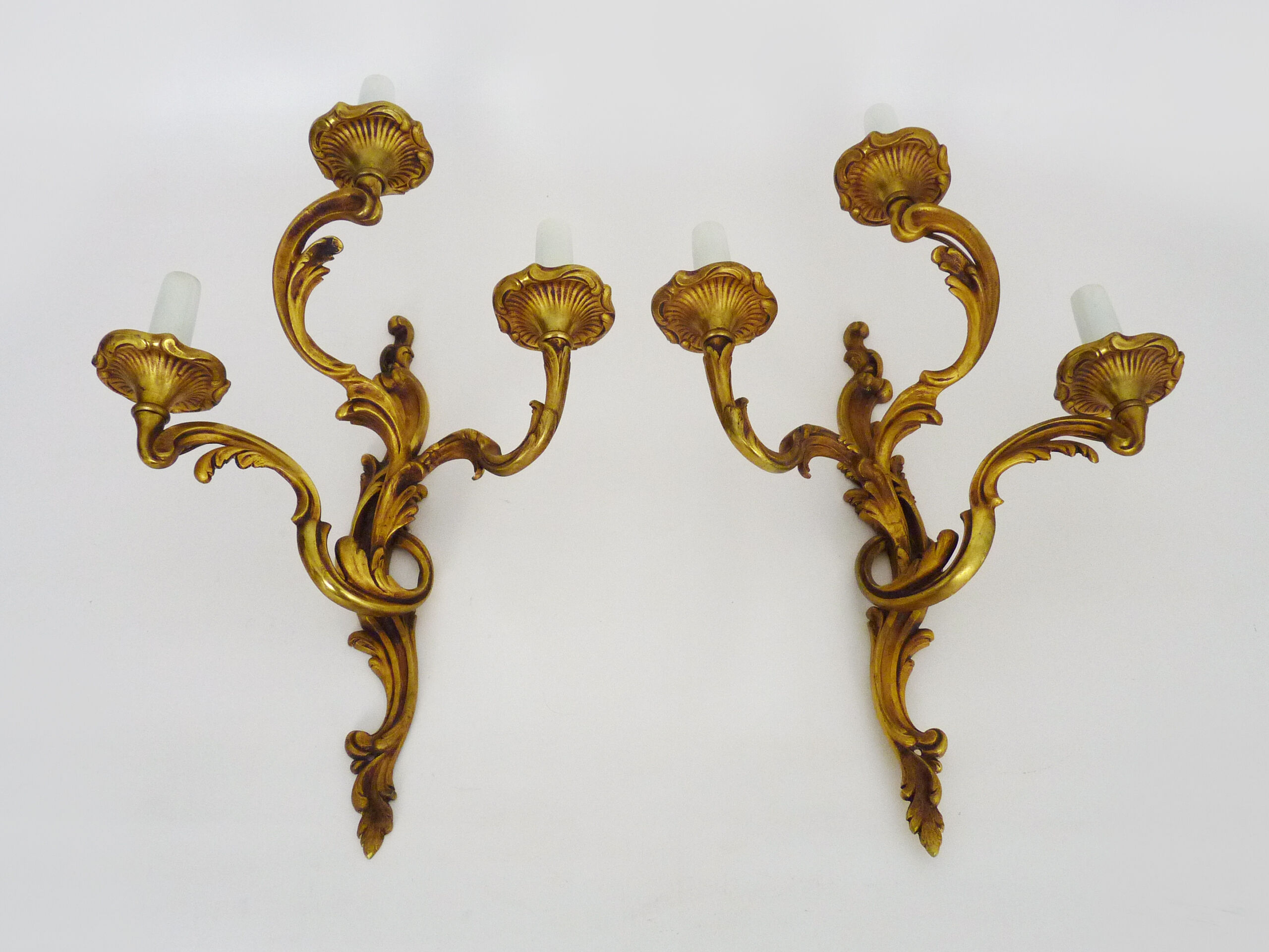 Pair of bronze sconces acanthus leaves with 3 fires Louis XV style