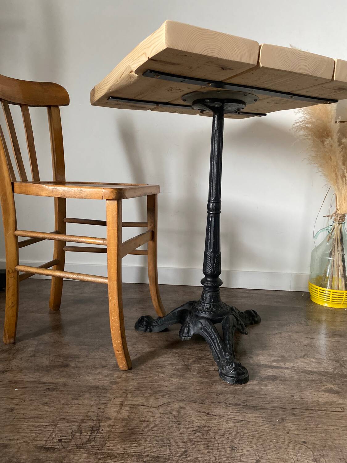 Bistro table with a central cast iron base in industrial style.