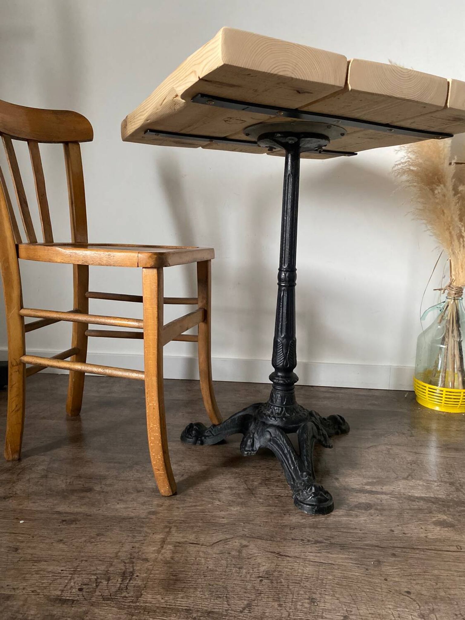 Bistro table with a central cast iron base in industrial style.