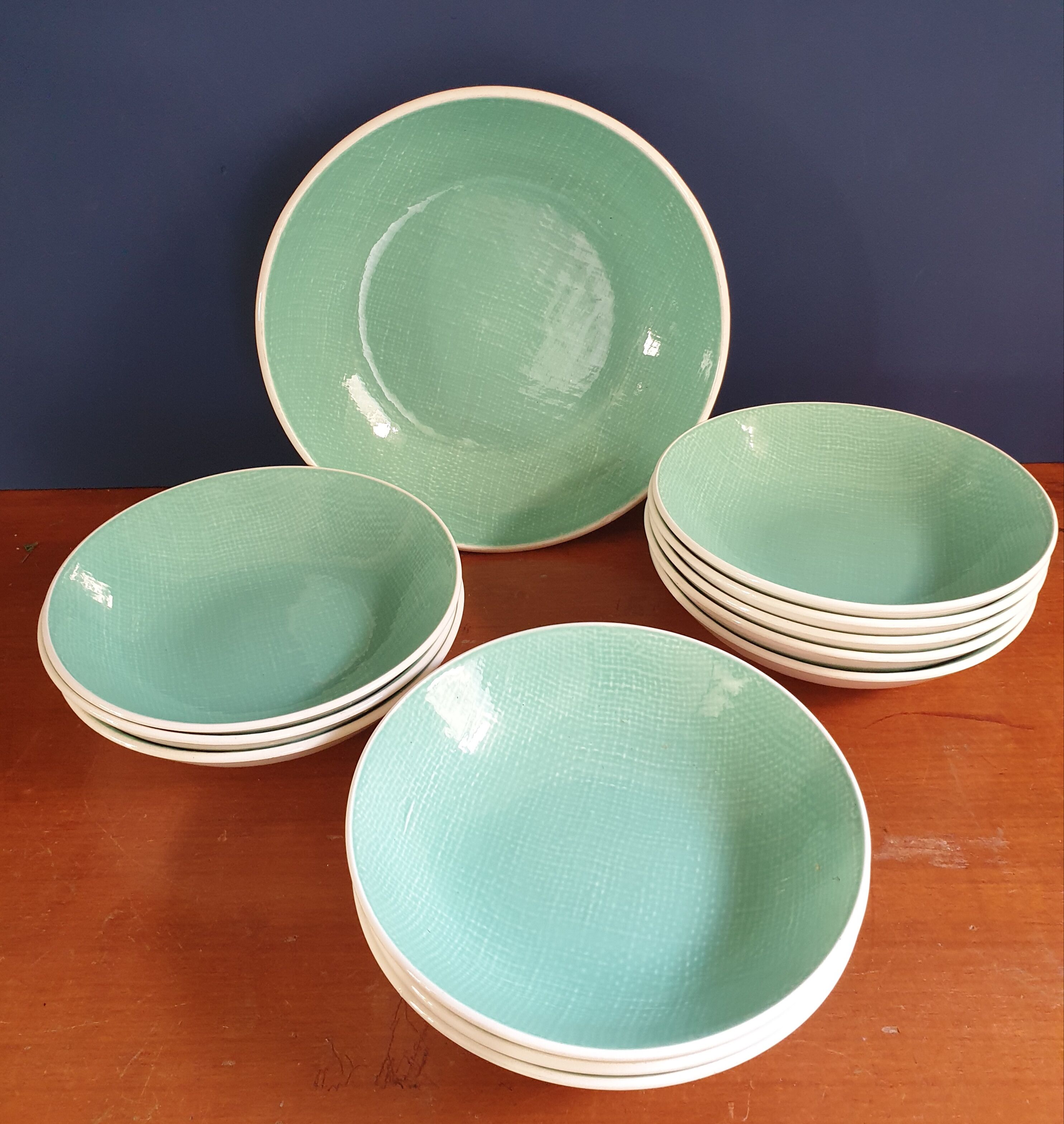 Ensemble de 11 assiettes creuses et plat Les Salins
