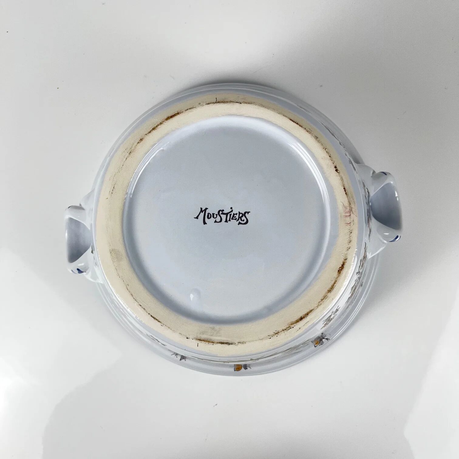 Large hand-painted earthenware salad bowl, signed "Mousiters", 20th century.