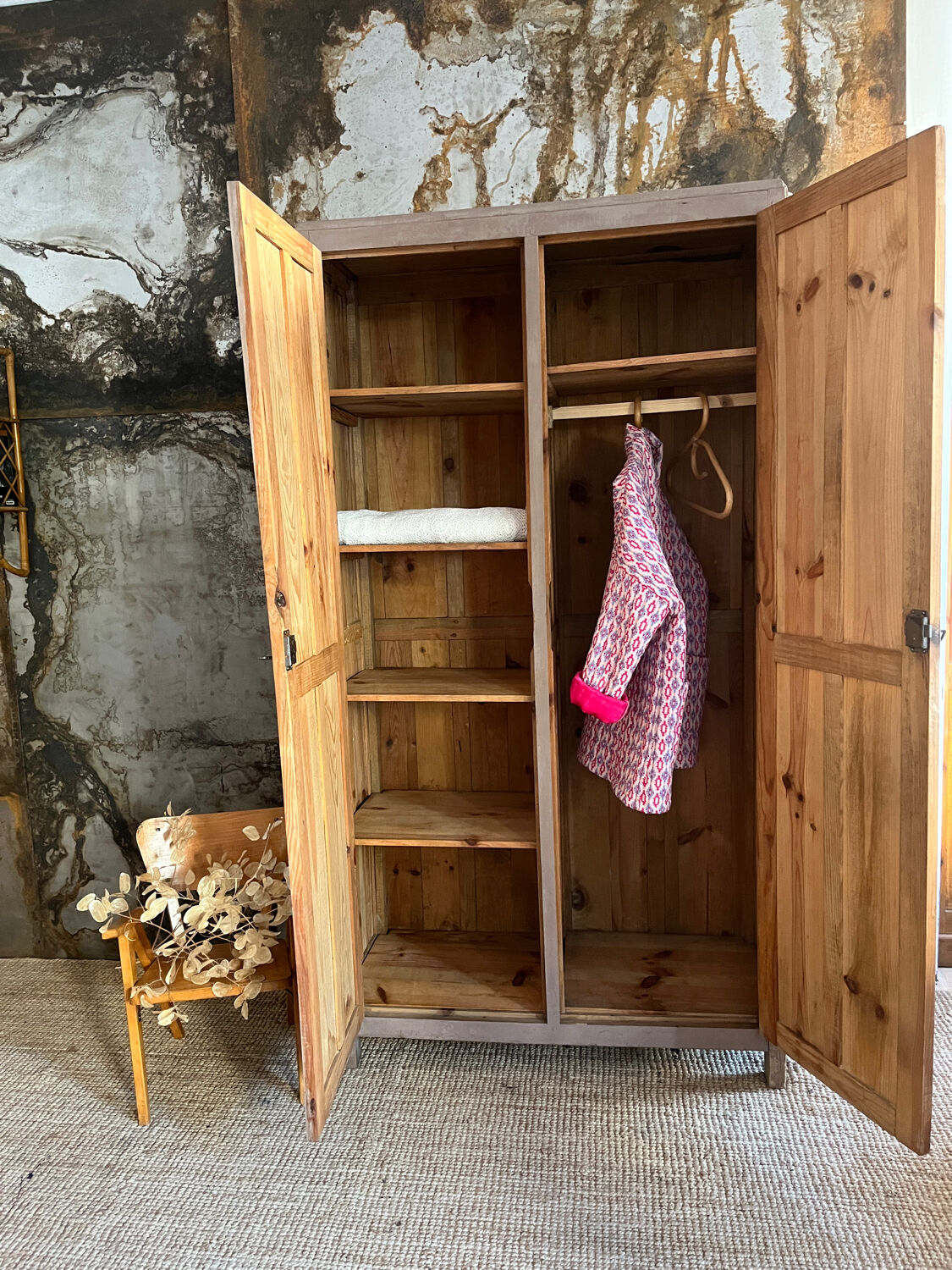 Armoire parisienne dans sa jolie patine