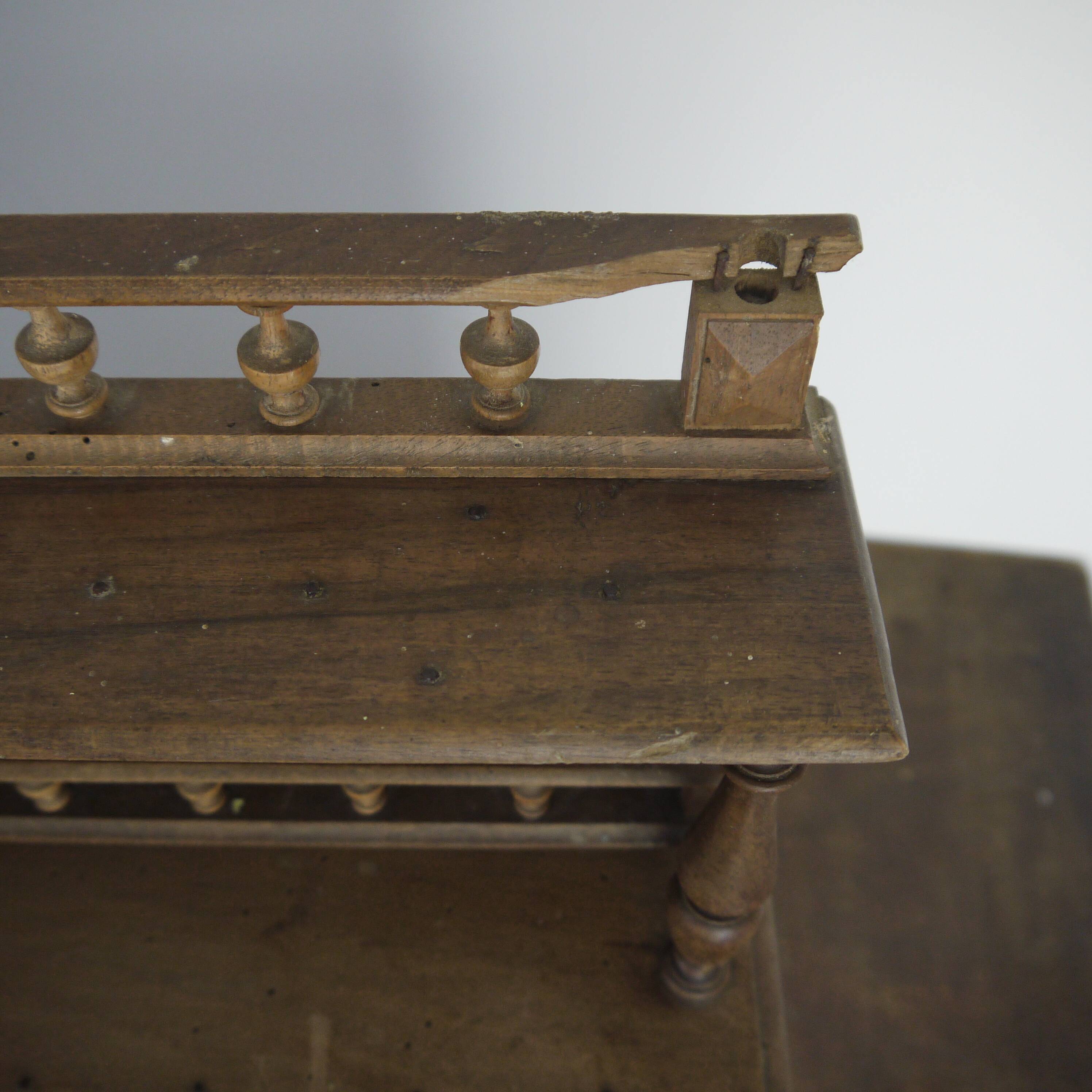 Vaisselier miniature en bois