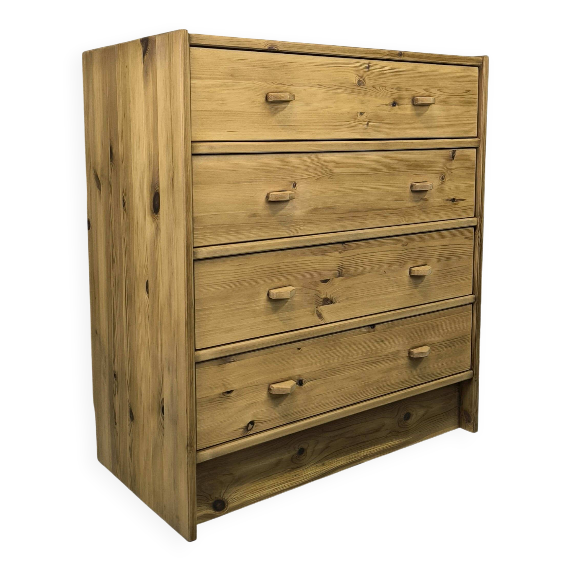 Vintage pine chest of drawers.