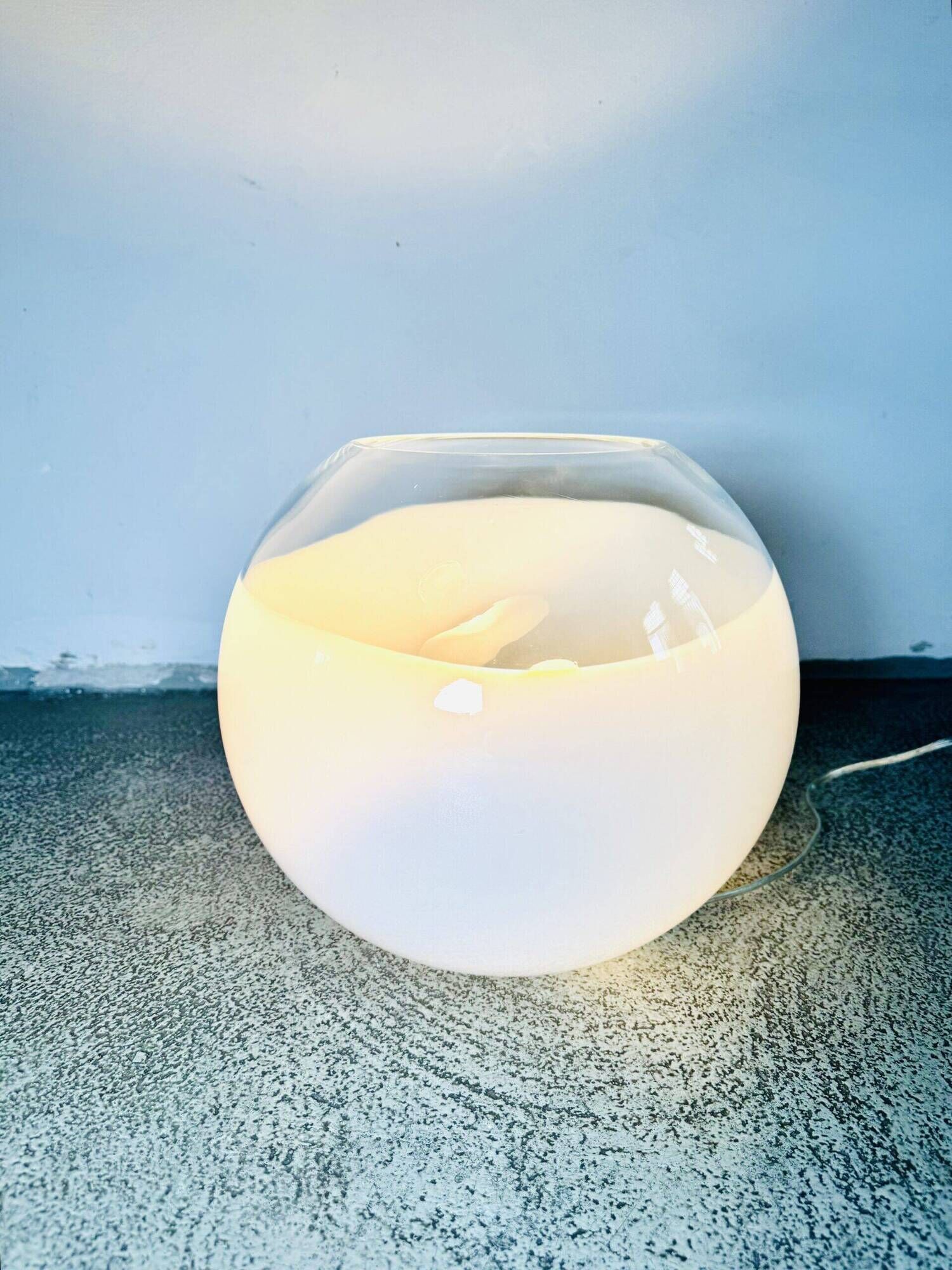 Lampe de table globe grande taille en verre par Ilu Design, Pays-Bas, années 1990.