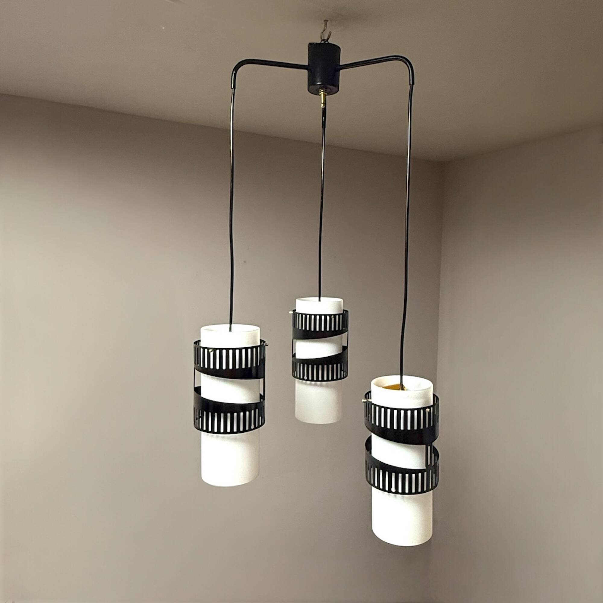 Suspension à trois lumières en métal et verre opalin, années 1960