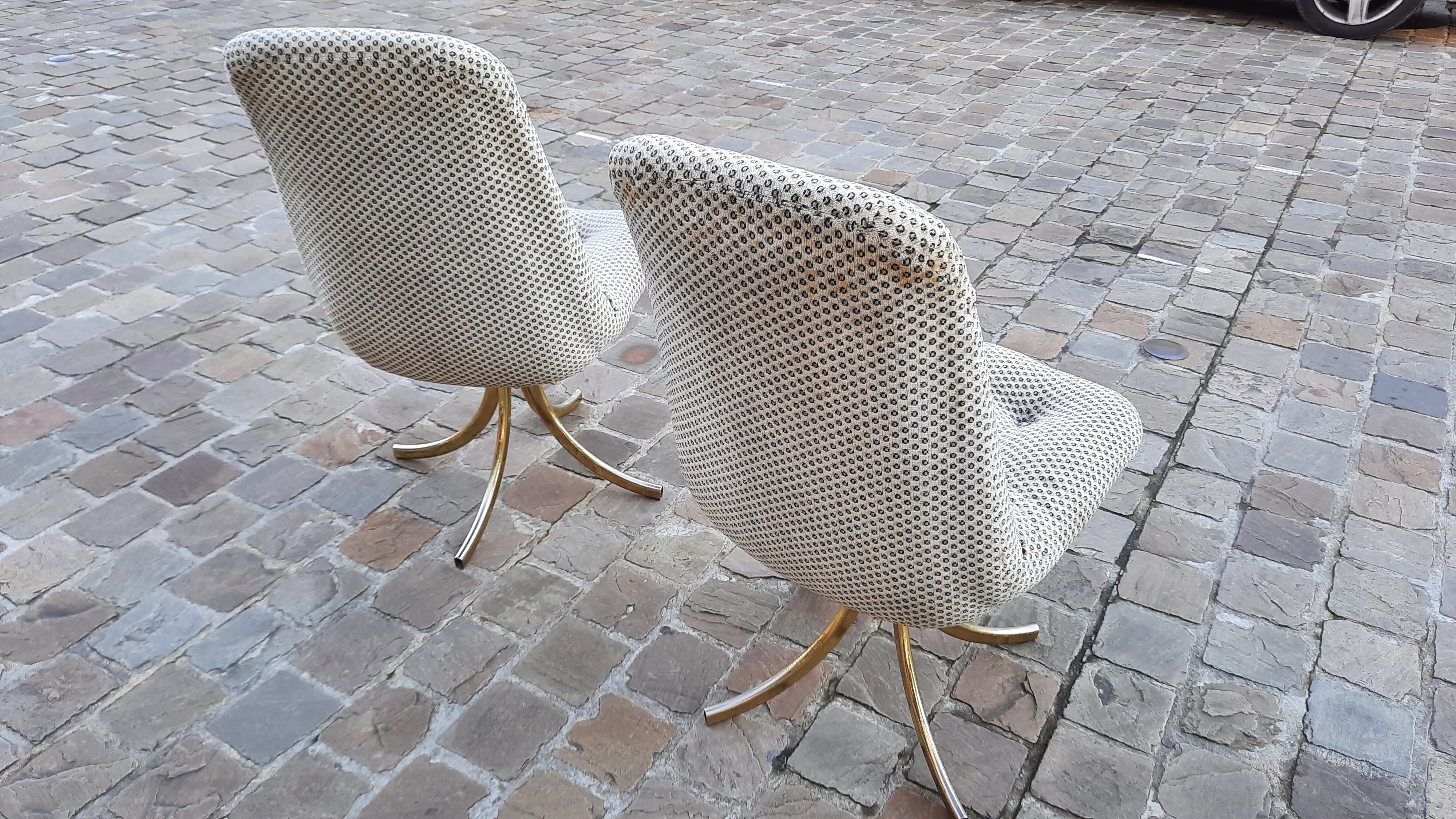 3 rotating vintage armchairs