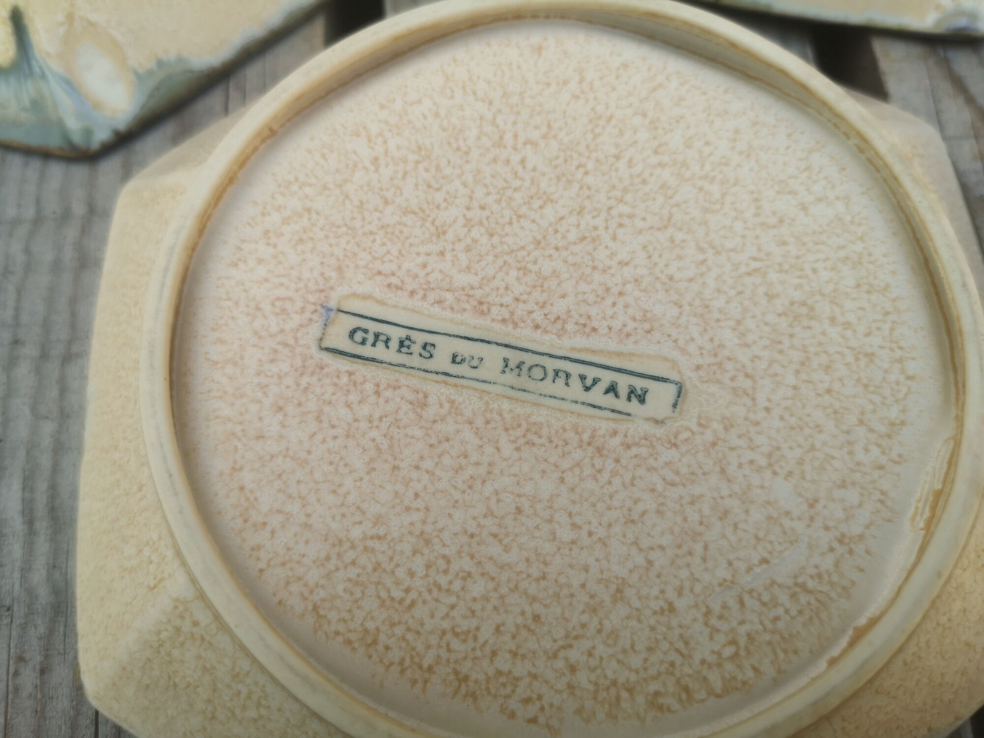 Set of 6 coffee cups with morvan sandstone saucers